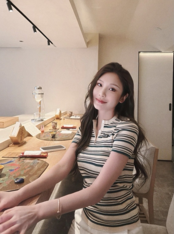 NO:798875,[Love] New style [Love]! The latest MIU 26NEW half-button short-sleeved striped top. Size: S M L.,,miumiu,T-shirt,19860909[爱心]新款[爱心]!最新MIU 26NEW 半扣式短袖条纹上衣.尺码: S M L.,,miumiu,T-shirt,,Women's clothing
