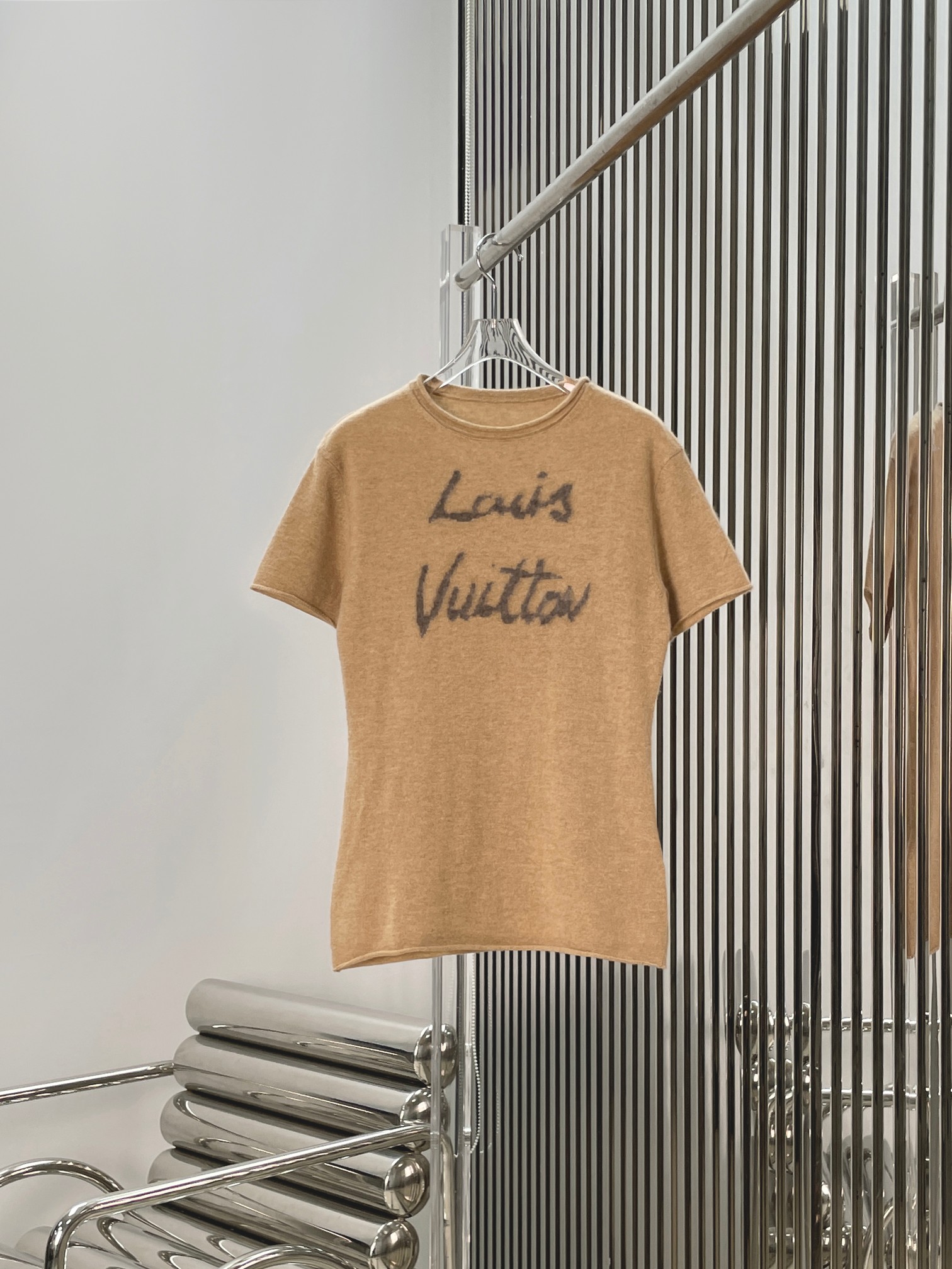 NO:799801,[Love] New style [Love]!  The latest LV 26NEW letter jacquard wool short-sleeved sweater. Size SML.,, louis vuitton, T-shirt,19860909[爱心]新款[爱心]！最新LV 26NEW 字母提花羊毛短袖针织衫.尺码SML.,,louis vuitton,T-shirt,,Women's clothing