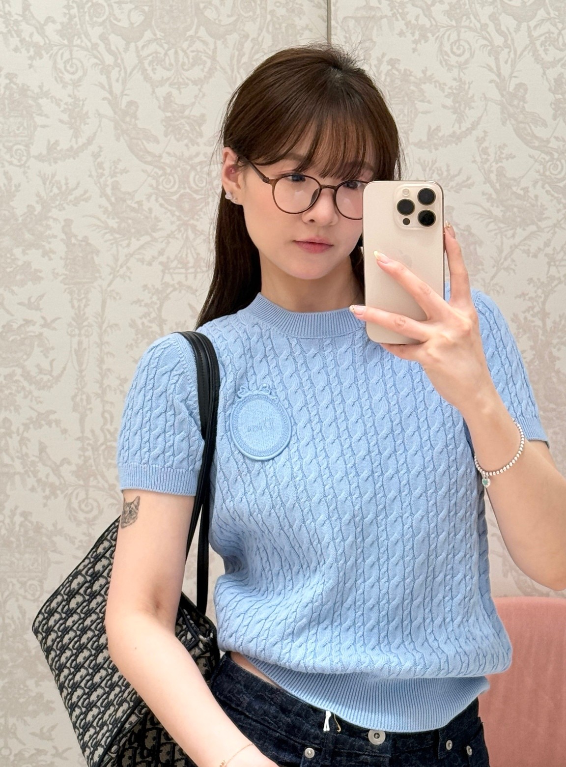 NO:800364,[Love] New style [Love]!  The latest D 26NEW letter badge cable knit top. Size SML.,,19860909[爱心]新款[爱心]！最新D 26NEW 字母徽章绞花针织上衣.尺码SML.,,,Women's clothing