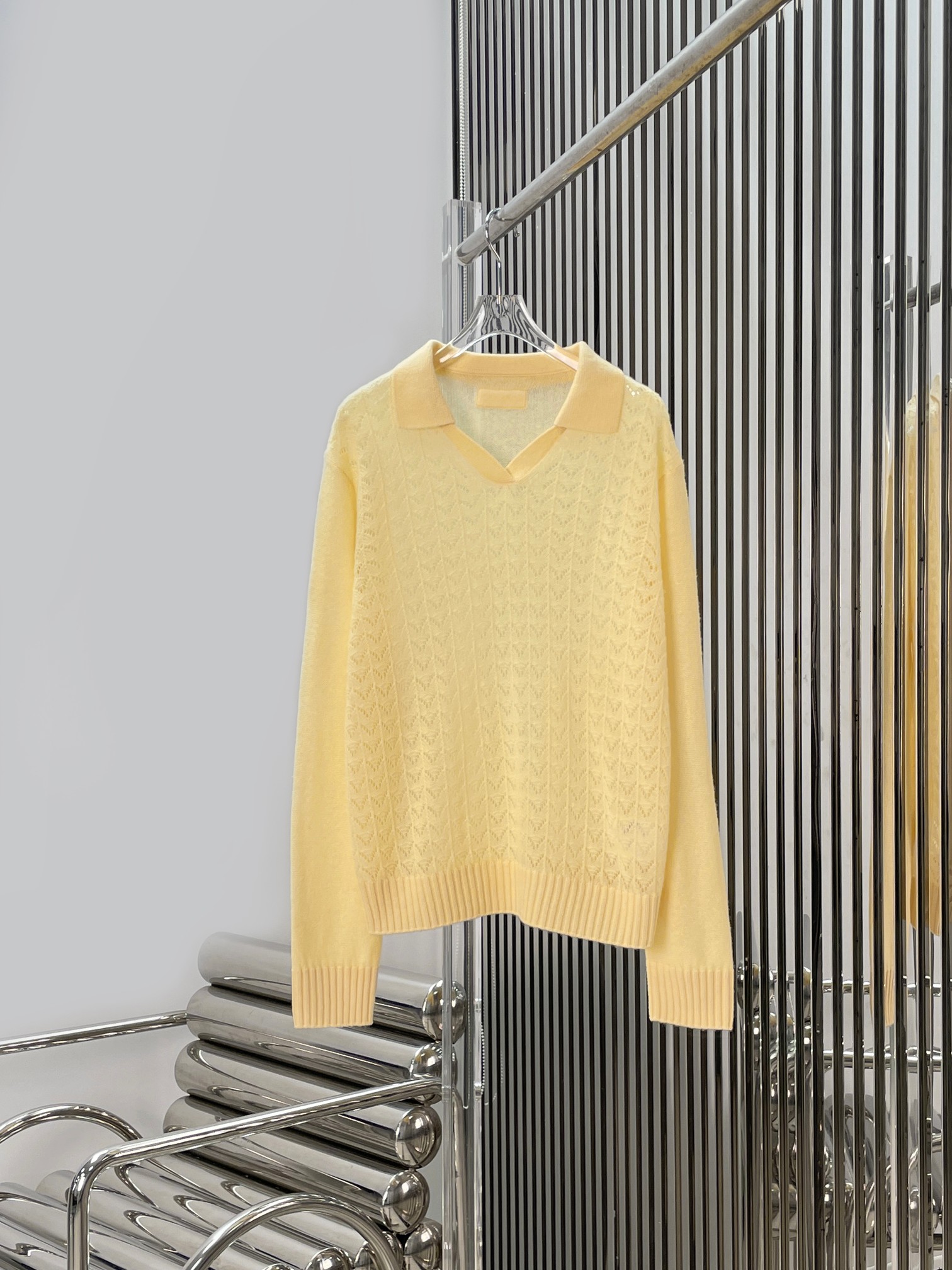 NO:801879,[Love] New style [Love]! The latest MIU 26NEW seagull collar hollow sweater. Size SML.P,,miumiu,19860909[爱心]新款[爱心]!最新MIU 26NEW 海鸥领镂空针织衫.尺码SML.P,,miumiu,,Women's clothing