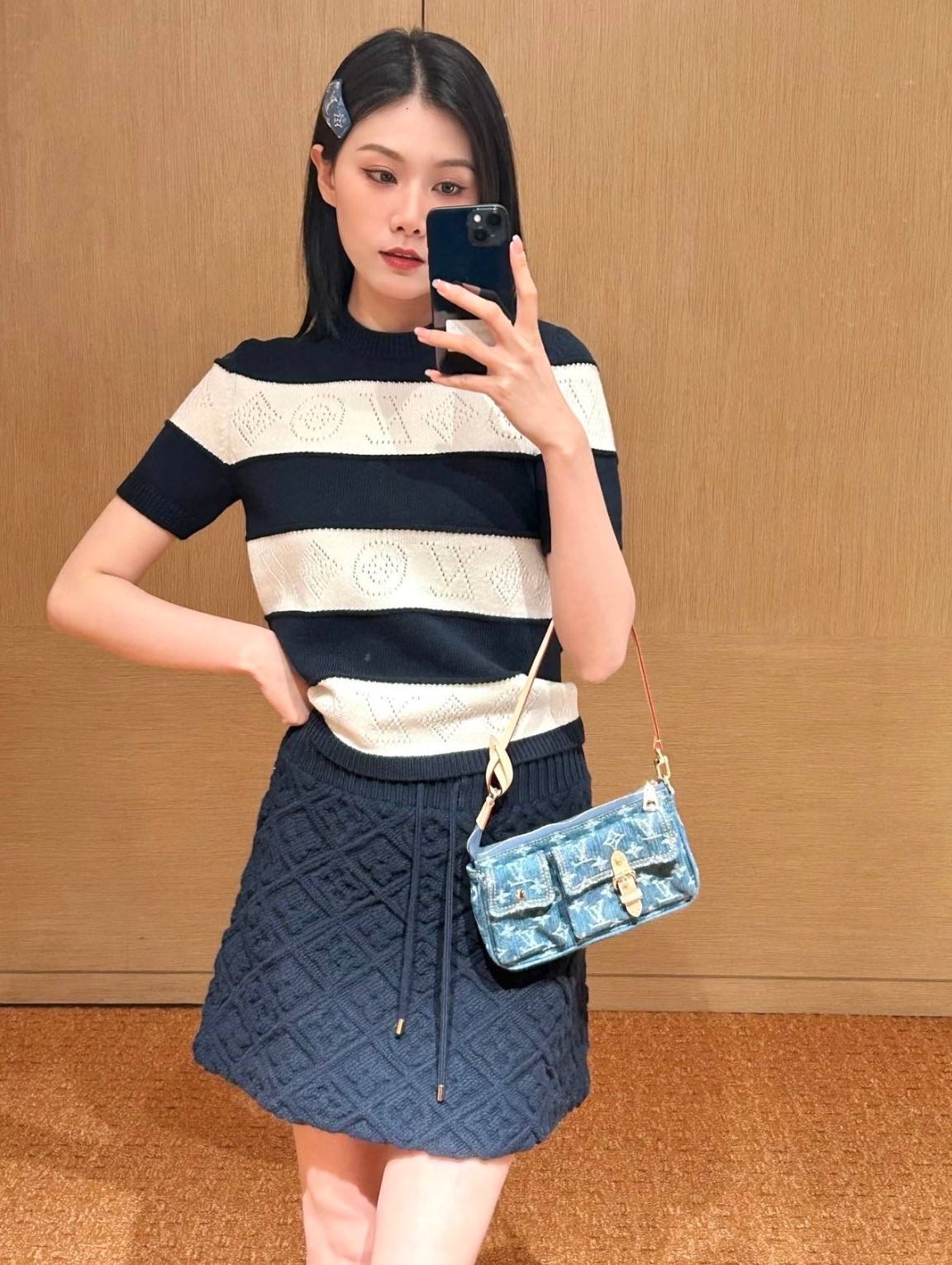 NO:801877,[Love] New style [Love]!  The latest LV 26NEW nautical series hollow jacquard striped sweater. Color black, camel. Size SML.,,louis vuitton,19860909[爱心]新款[爱心]！最新LV 26NEW 航海系列 镂空提花条纹针织衫.颜色黑、驼.尺码SML.,,louis vuitton,,Women's clothing