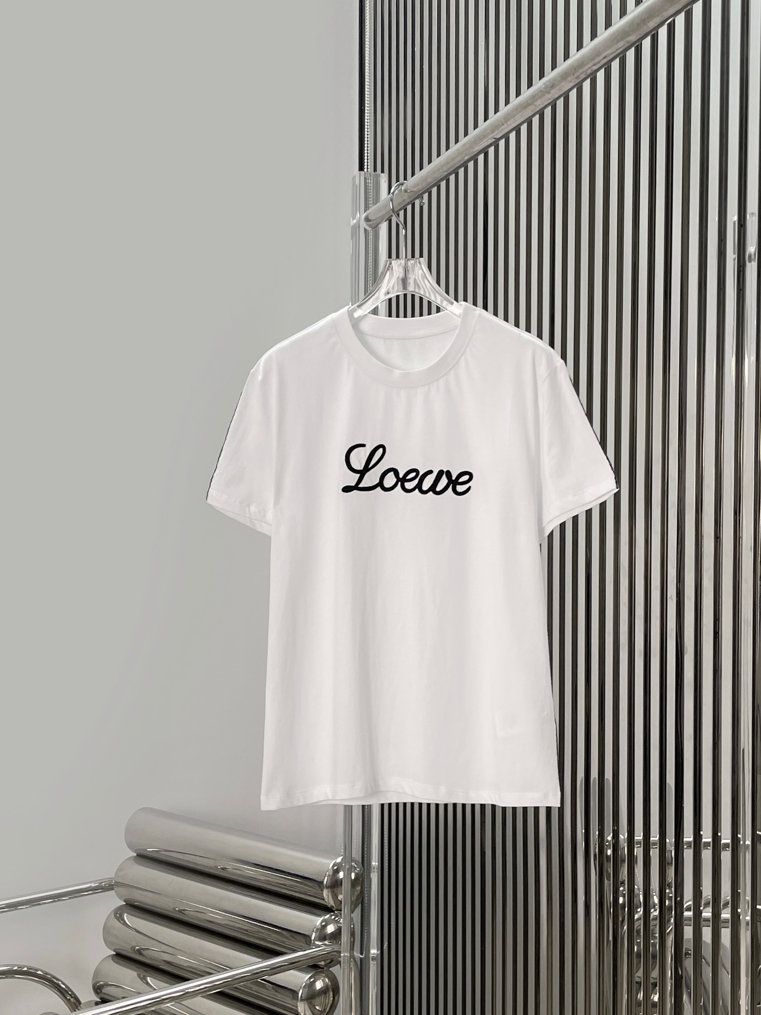 NO:800854,[Love] New style [Love]!  The latest LOE 26NEW letter embroidered line-edged short-sleeved T-shirt. Size SML.P,,loewe,T-shirt,tees,t-shirt,19860909[爱心]新款[爱心]！最新 LOE 26NEW 字母刺绣线条边短袖T恤.尺码SML.P,,loewe,T-shirt,tees，t-shirt,,Women's clothing