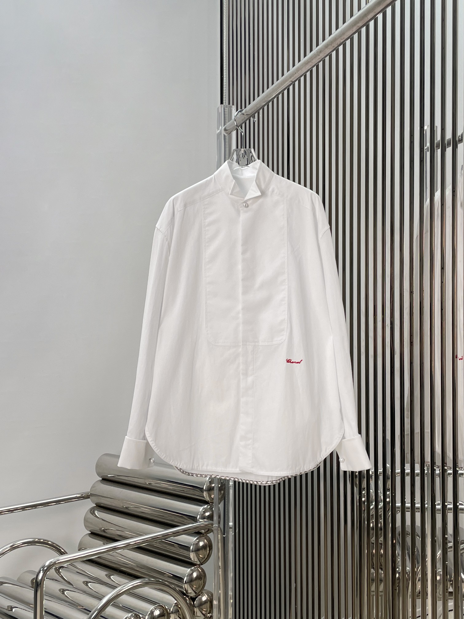 NO:802585,[Love] New style [Love]!  The latest CH 26NEW pearl button chain hem loose long-sleeved shirt. Size XS SML.P,,shirts,19860909[爱心]新款[爱心]！最新CH 26NEW 珍珠扣链条边宽松长袖衬衫.尺码XS SML.P,,shirts,,Women's clothing