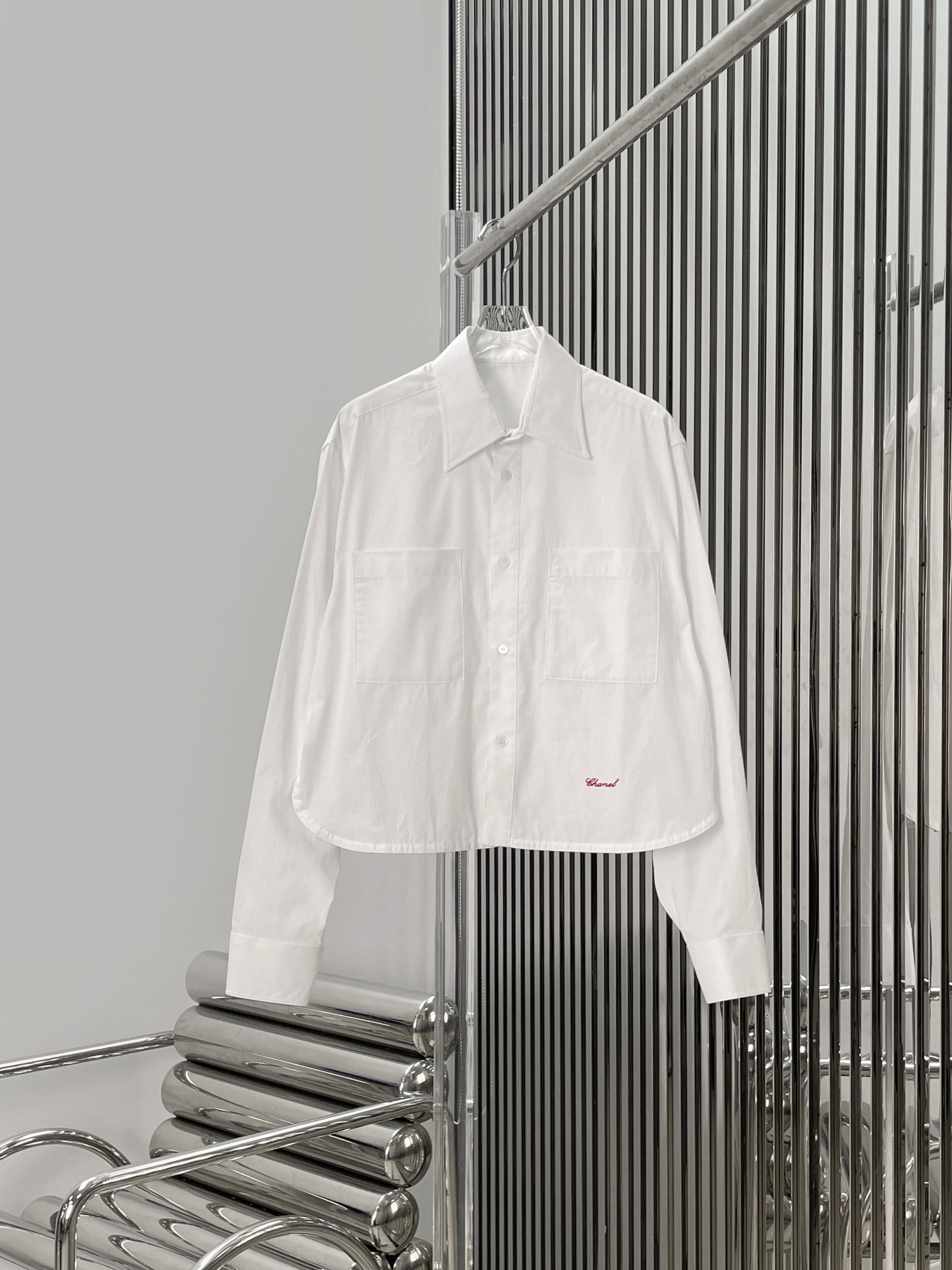 NO:802589,[Love] New style [Love]!  The latest CH 26NEW pearl button chain trim short pocket shirt. Size XS SML.,,shirts,19860909[爱心]新款[爱心]！最新CH 26NEW 珍珠扣链条边短款口袋衬衫.尺码XS SML.,,shirts,,Women's clothing