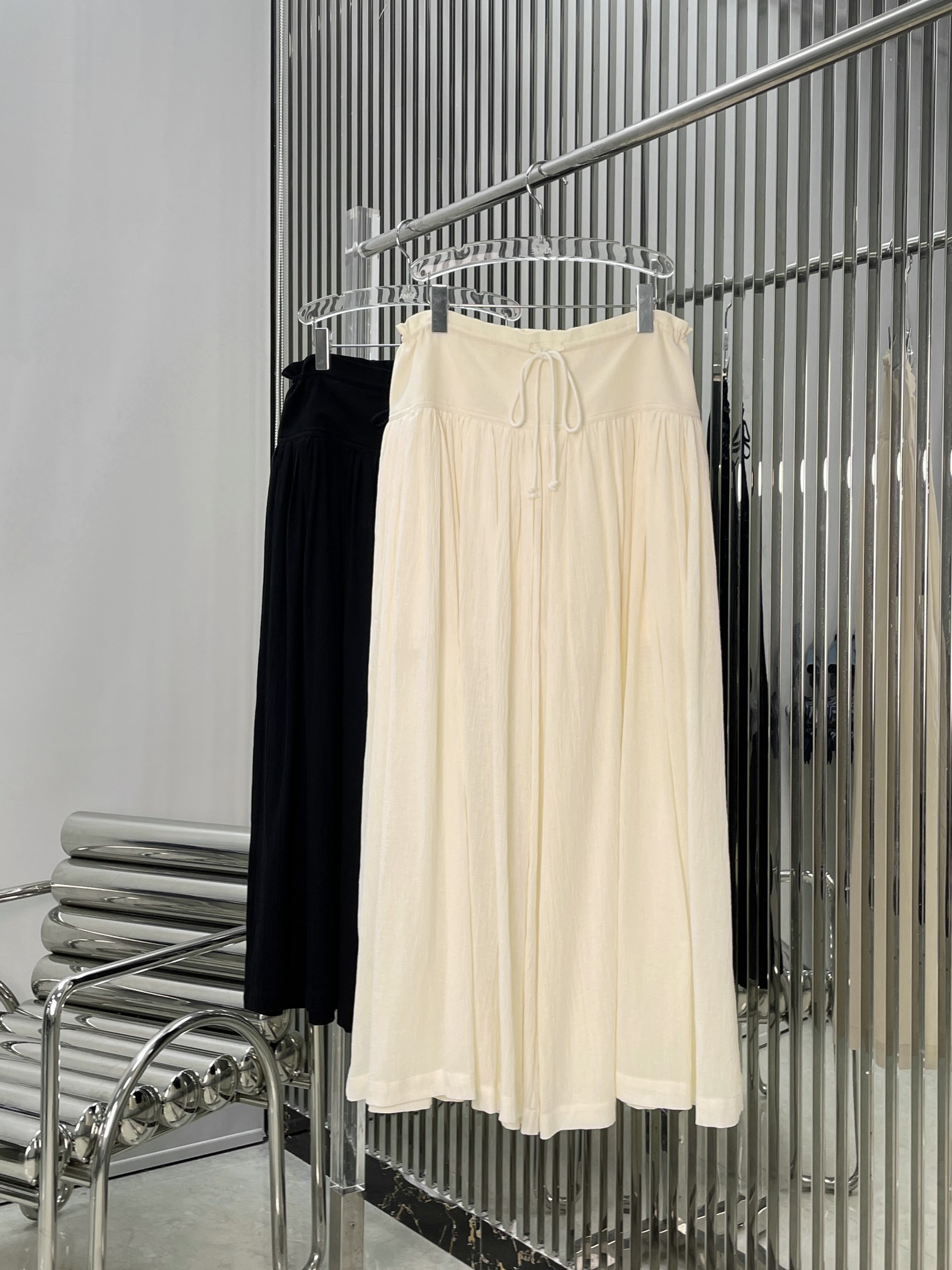 NO:803099,[Love] New style [Love]!  The latest THE ROW 26NEW high-waist drawstring pleated fluttering skirt pants. Color black, apricot. Size XS SML.P,,skirts,19860909[爱心]新款[爱心]！最新THE ROW 26NEW 高腰抽绳百褶飘飘裙裤.颜色黑、杏.尺码XS SML.P,,skirts,,Women's clothing