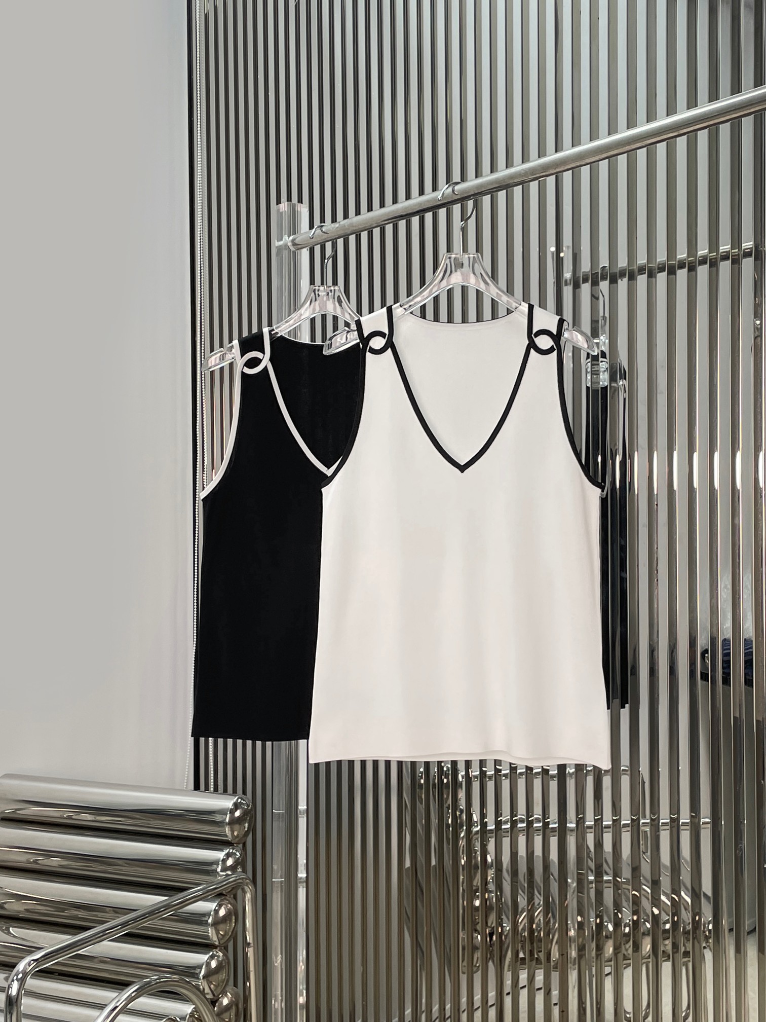 NO:834402,[Love] New style [Love]!  The latest CH 26NEW double C shoulder strap contrasting V-neck vest. Color black and white. Size SML.,,19860909[爱心]新款[爱心]！最新CH 26NEW 双C肩带撞色V领背心.颜色黑、白.尺码SML.,,,Women's clothing