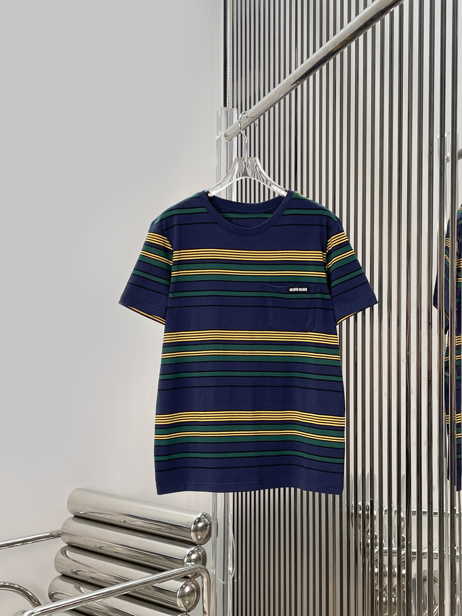 NO:835243,[Love] New style [Love]! The latest MIU 26NEW color-blocked striped round neck short-sleeved top. Size XS SML.,,miumiu,T-shirt,19860909[爱心]新款[爱心]!最新MIU 26NEW 拼色条纹圆领短袖上衣.尺码XS SML.,,miumiu,T-shirt,,Women's clothing