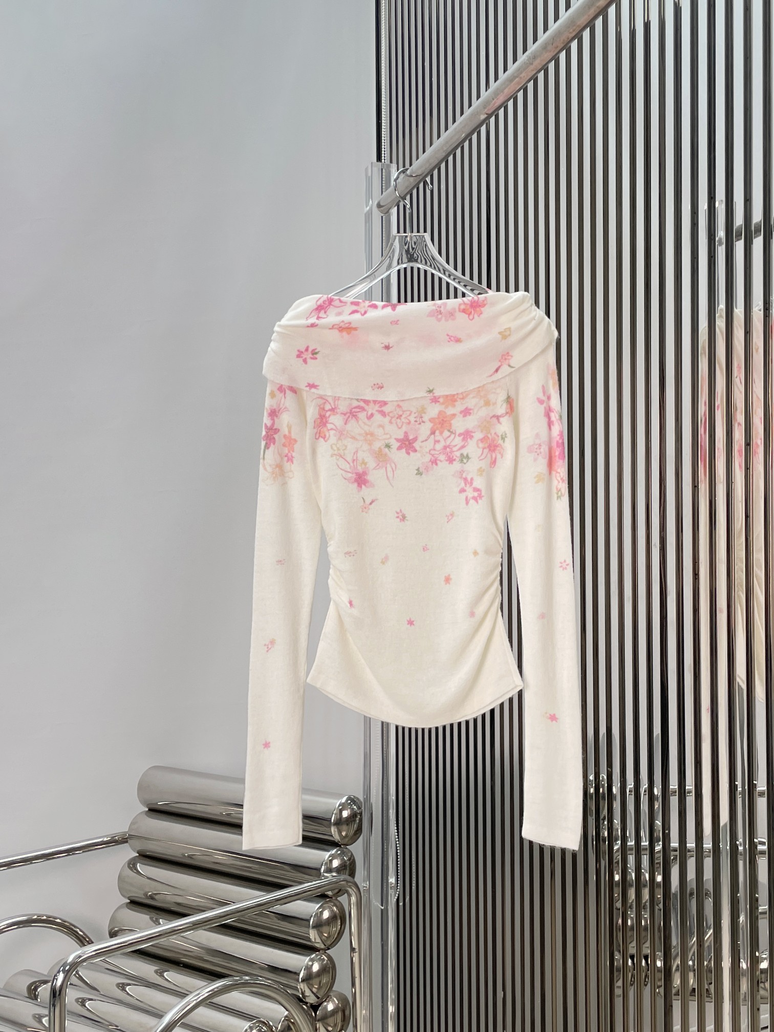 NO:840362,[Love] New style [Love]!  The latest ANN 26NEW gradient printed one-shoulder pleated waist top. Size SML.,,19860909[爱心]新款[爱心]！最新ANN 26NEW 渐变印花一字肩褶皱收腰上衣.尺码SML.,,,Women's clothing