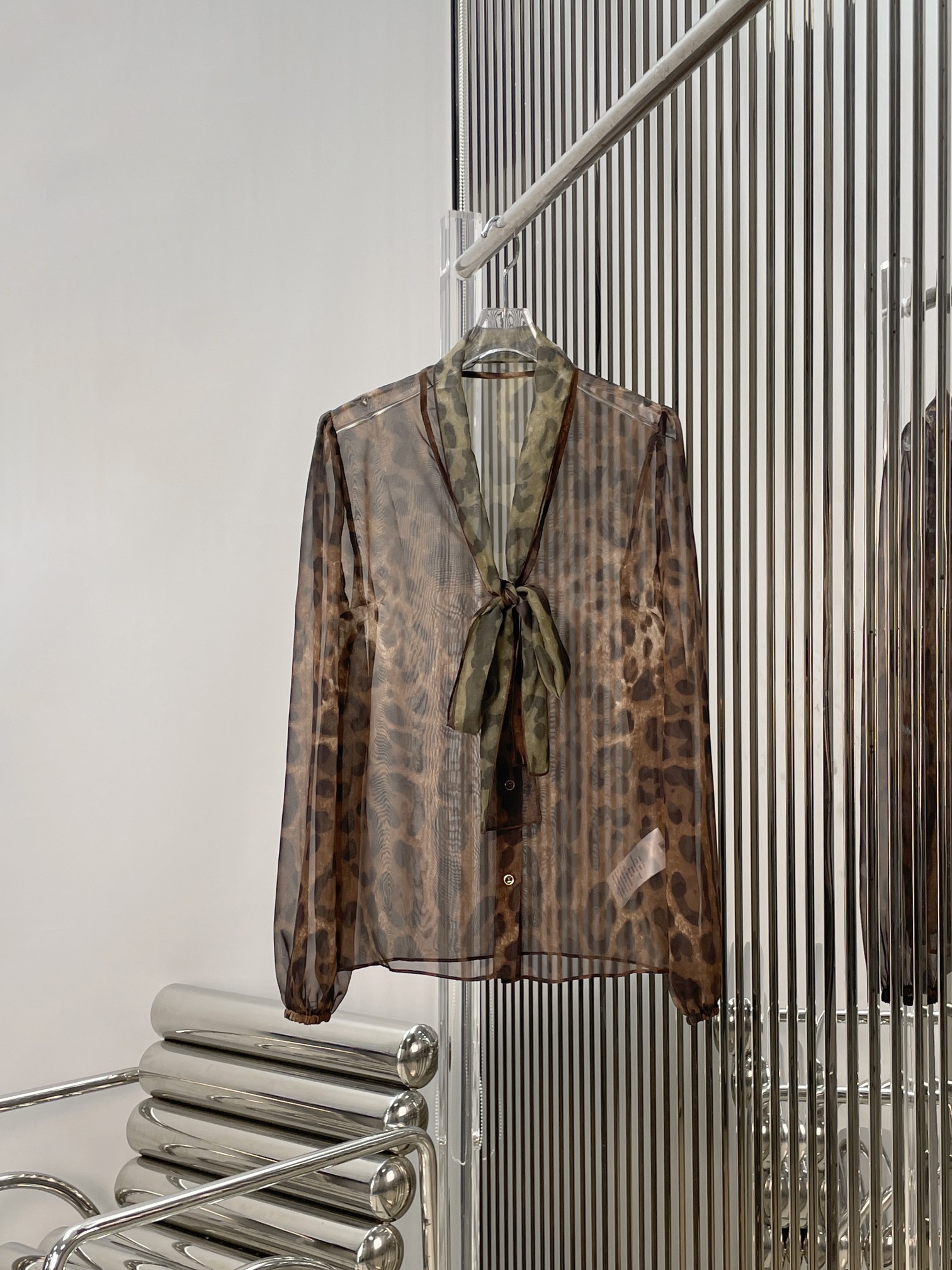 NO:835208,[Love] New style [Love]!  The latest DG 26NEW leopard print v-neck ribbon shirt. Size XS SML.,,shirts,19860909[爱心]新款[爱心]！最新DG 26NEW 豹纹v领飘带衬衫.尺码XS SML.,,shirts,,Women's clothing