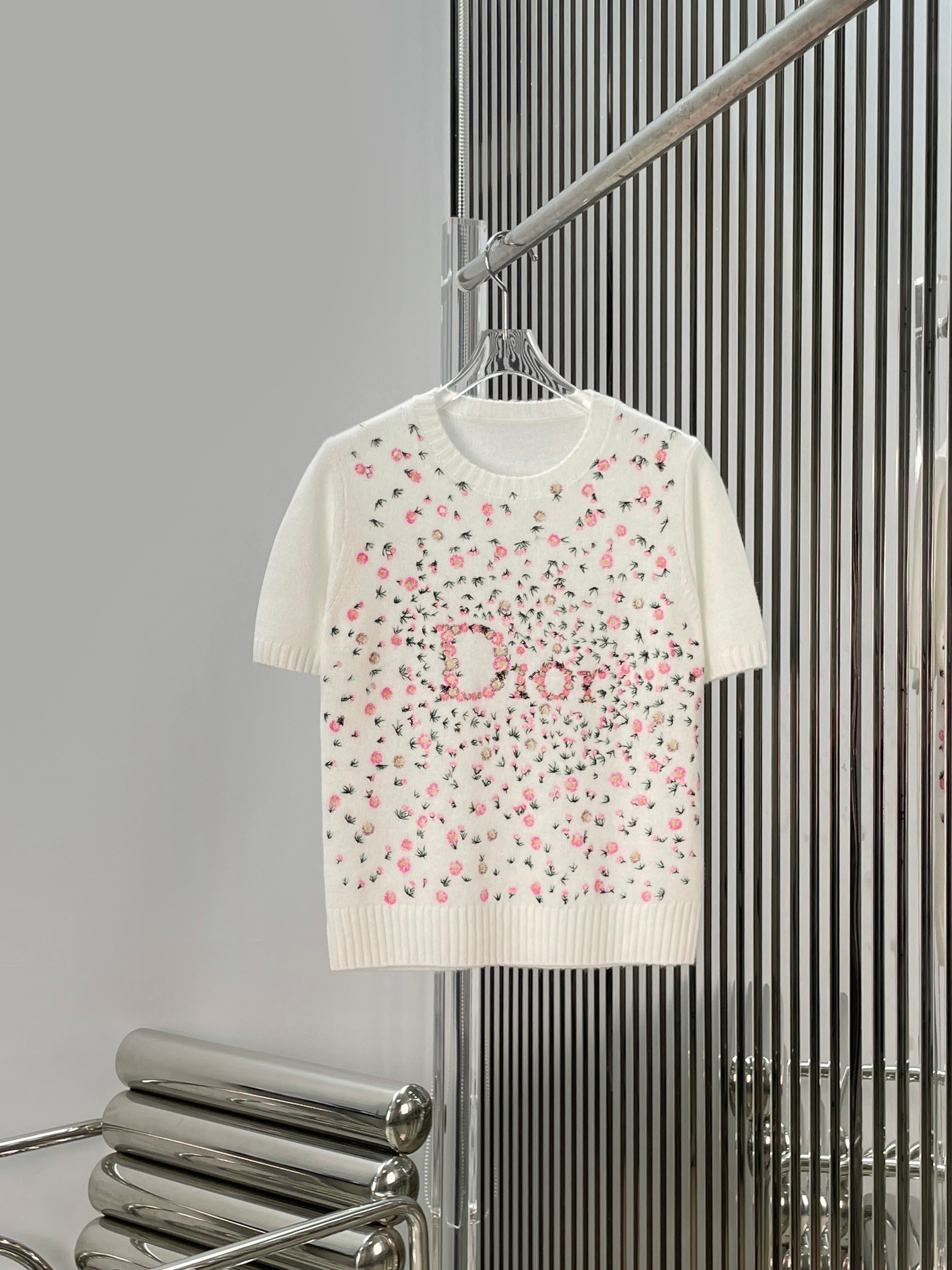 NO:840358,[Love] New style [Love]!  The latest D 26NEW floral embroidered knitted short top. Size SML.,,19860909[爱心]新款[爱心]！最新D 26NEW 花卉刺绣针织短上衣.尺码SML.,,,Women's clothing
