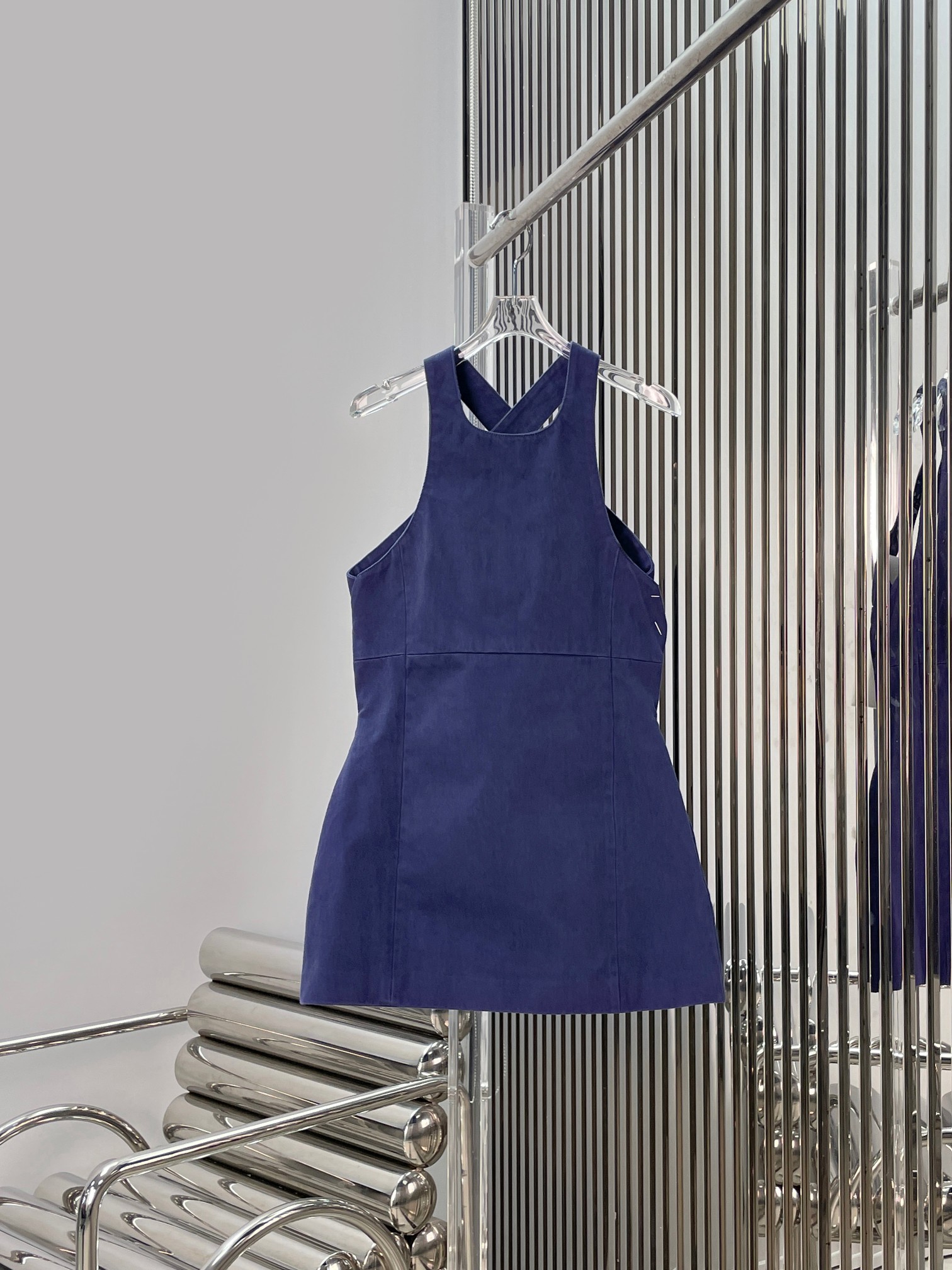 NO:835223,[Love] New style [Love]! The latest MIU 26NEW V-neck sleeveless cross suspender skirt. Size XS SML.,,miumiu,skirts,19860909[爱心]新款[爱心]!最新MIU 26NEW V领无袖交叉背带裙.尺码XS SML.,,miumiu,skirts,,Women's clothing