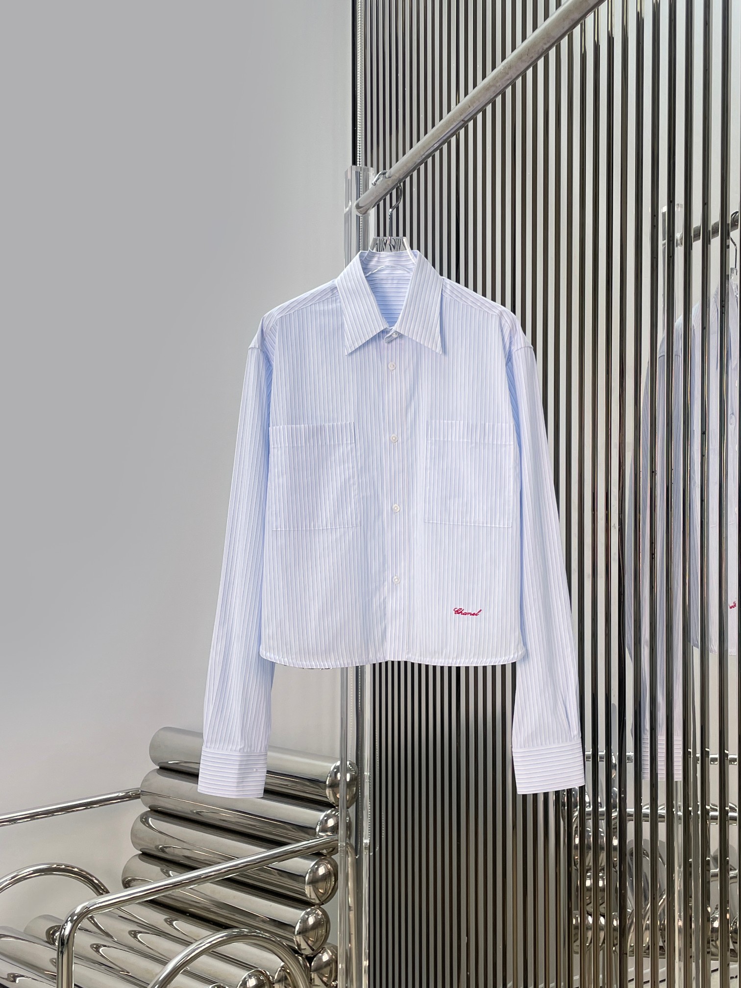 NO:836576,[Love] New style [Love]!  The latest CH 26NEW striped letters embroidered pearl buckle chain short shirt. Size XS SML.,,shirts,19860909[爱心]新款[爱心]！最新CH 26NEW 条纹字母刺绣珍珠扣链条短款衬衫.尺码XS SML.,,shirts,,Women's clothing