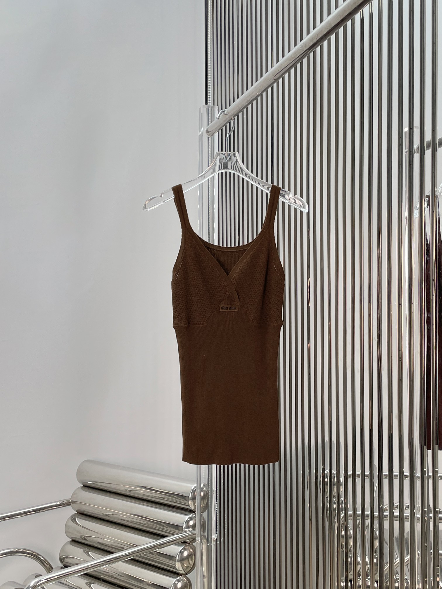 NO:840368,[Love] New style [Love]!  The latest MIU 26NEW cross-strap knitted vest. Colors are brown, gray blue, red and white. Size SML.,,miumiu,19860909[爱心]新款[爱心]！最新MIU 26NEW 交叉吊带针织背心.颜色咖、灰蓝、红、白.尺码SML.,,miumiu,,Women's clothing