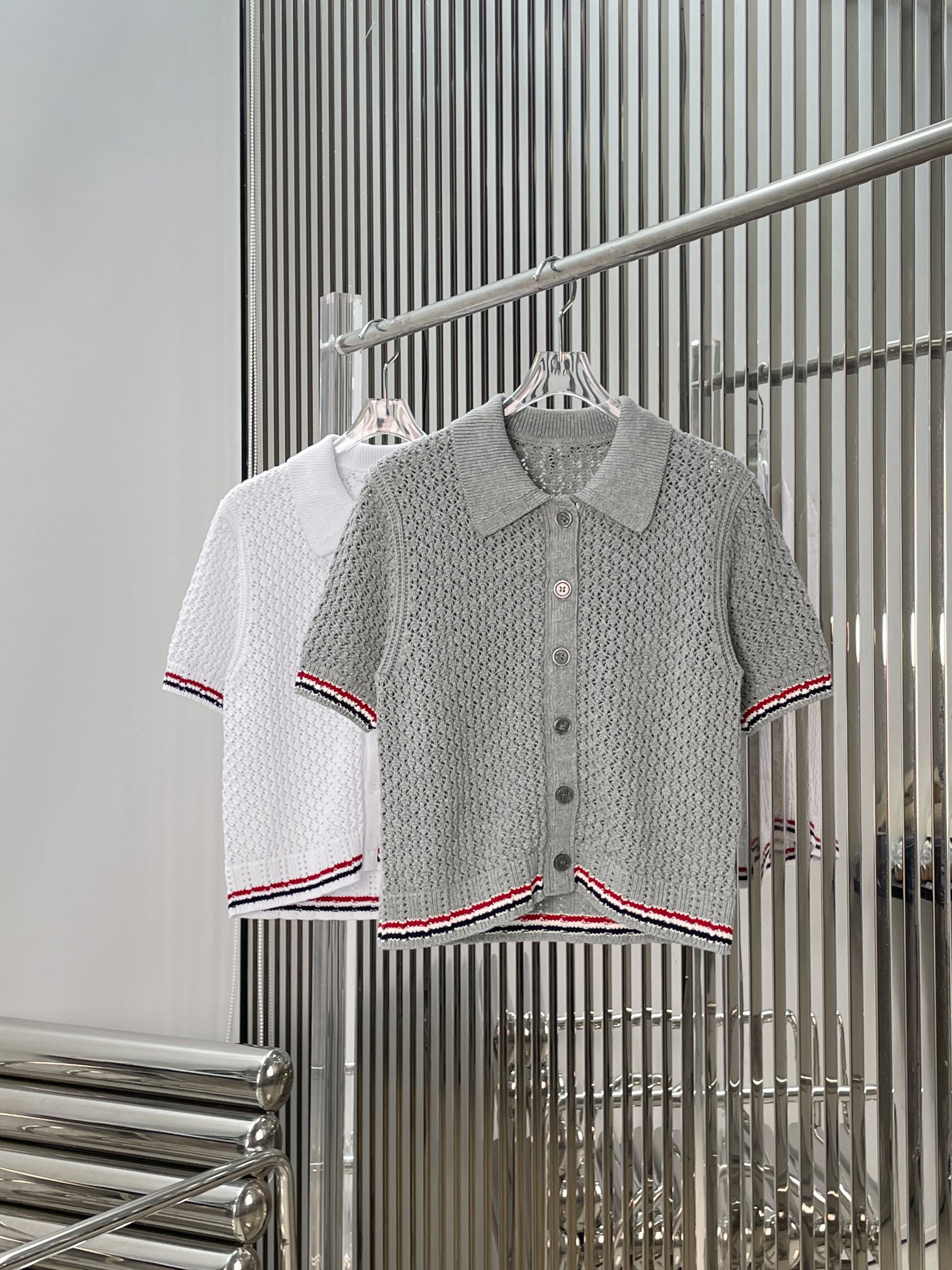 NO:840348,[Love] New style [Love]!  The latest TB 26NEW mesh jacquard puppy knitted POLO shirt. Color gray, white. Size SML.,,19860909[爱心]新款[爱心]！最新TB 26NEW 网眼提花小狗针织POLO衫.颜色灰、白.尺码SML.,,,Women's clothing