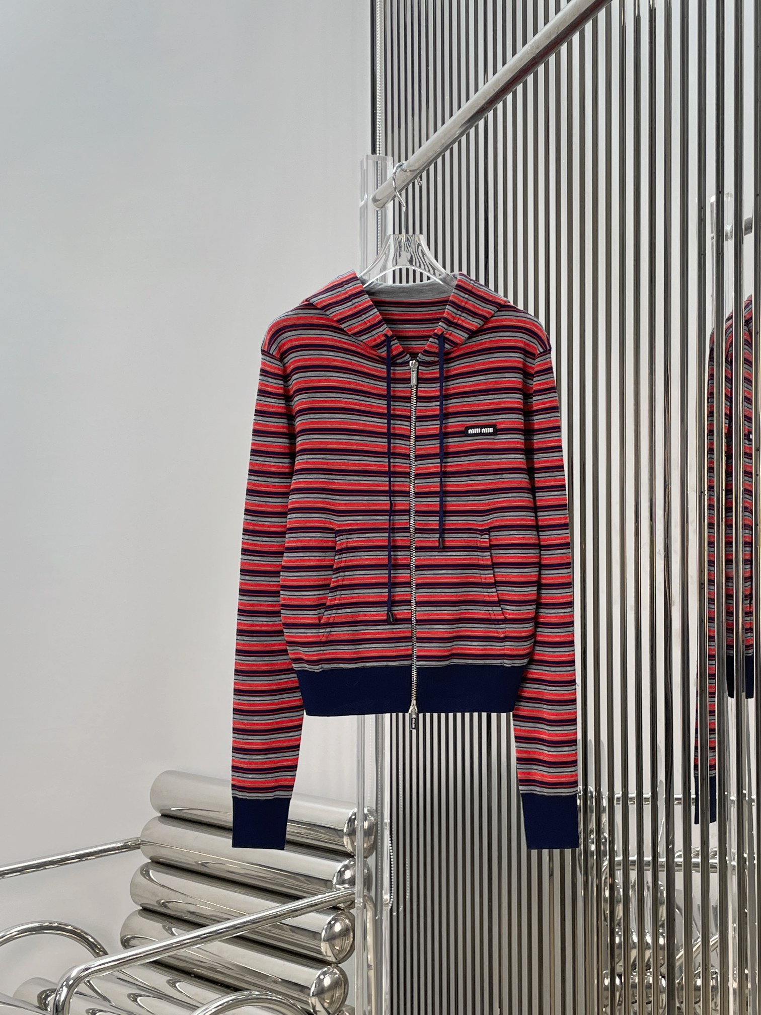 NO:836566,[Love] New style [Love]! The latest MIU 26NEW letter logo contrast stripe hooded cardigan jacket. Size SML.,,miumiu,jackets & coats,hats,19860909[爱心]新款[爱心]!最新MIU 26NEW 字母徽标撞色条纹连帽开衫外套.尺码SML.,,miumiu,jackets & coats,hats,,Women's clothing