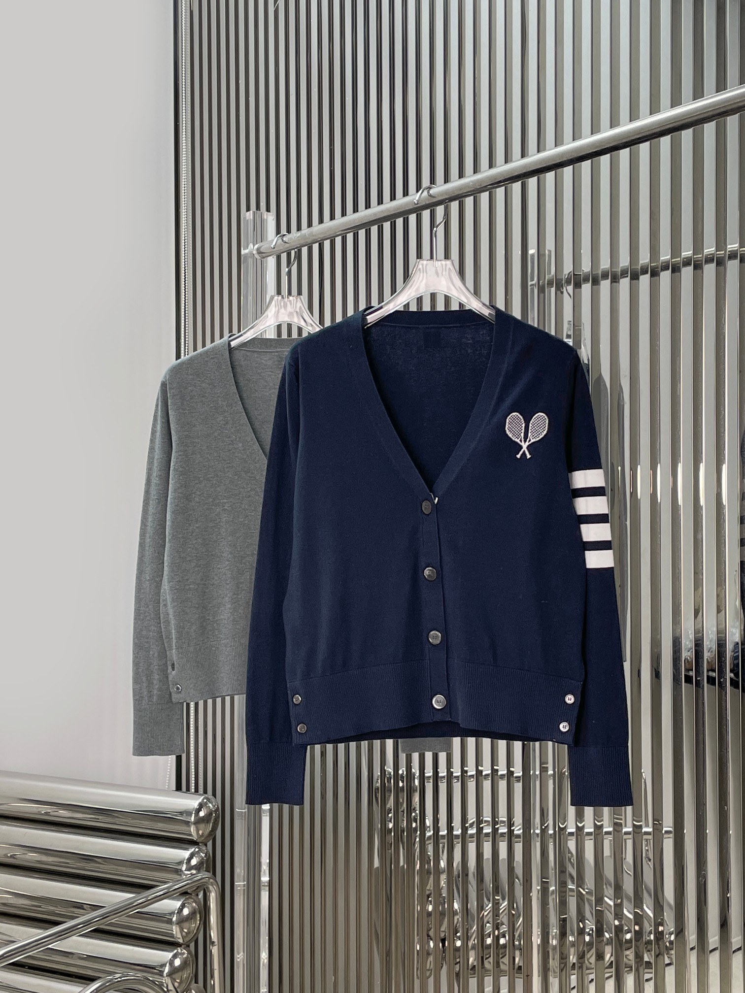NO:837882,[Love] New style [Love]!  The latest TB 26NEW four-bar jacquard tennis racket embroidered V-neck knitted cardigan. Colors navy blue, gray. Size SML.,,19860909[爱心]新款[爱心]！最新TB 26NEW 四杠提花网球拍刺绣V领针织开衫.颜色藏蓝、灰.尺码SML.,,,Women's clothing