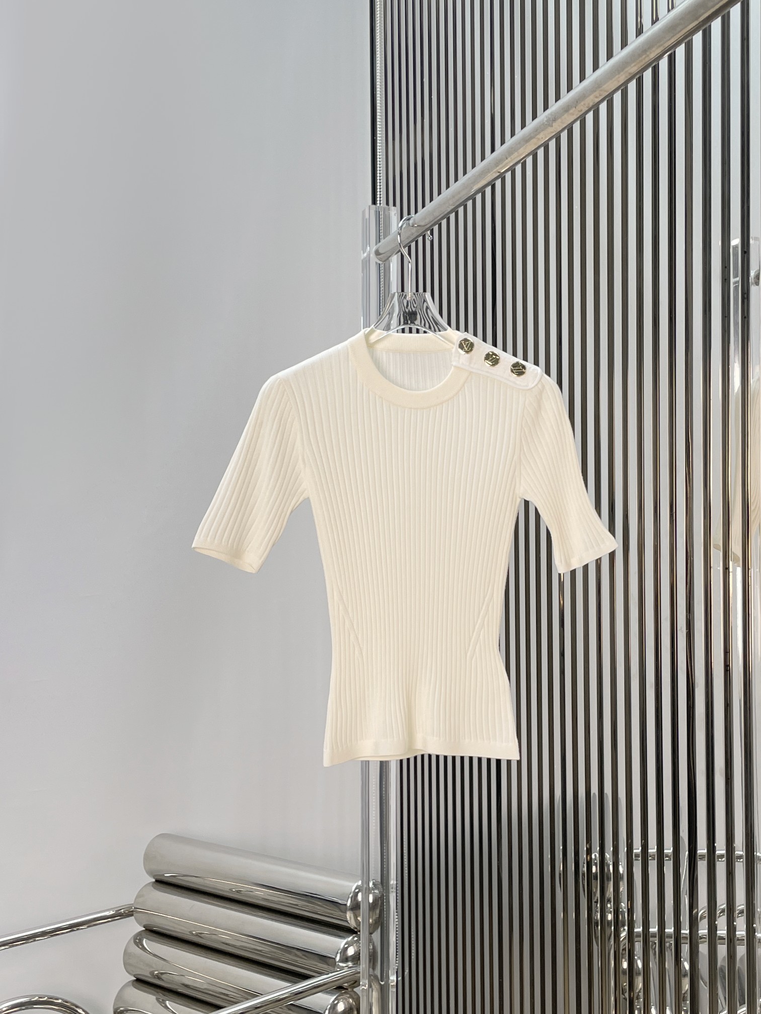 NO:837877,[Love] New style [Love]!  The latest LV 26NEW metal shoulder button round neck knitted short-sleeved top. Size SML.,, louis vuitton, T-shirt,19860909[爱心]新款[爱心]！最新LV 26NEW 金属肩扣圆领针织短袖上衣.尺码SML.,,louis vuitton,T-shirt,,Women's clothing