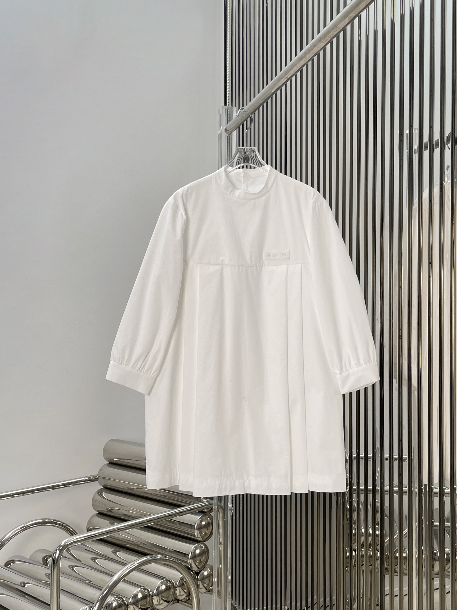 NO:885320,[Love] New style [Love]! The latest MIU 26NEW monogram pleated stand-up collar mid-sleeve dress. Size XS SML.,,miumiu,skirts,19860909[爱心]新款[爱心]!最新MIU 26NEW 字母标压褶立领中袖连衣裙.尺码XS SML.,,miumiu,skirts,,Women's clothing