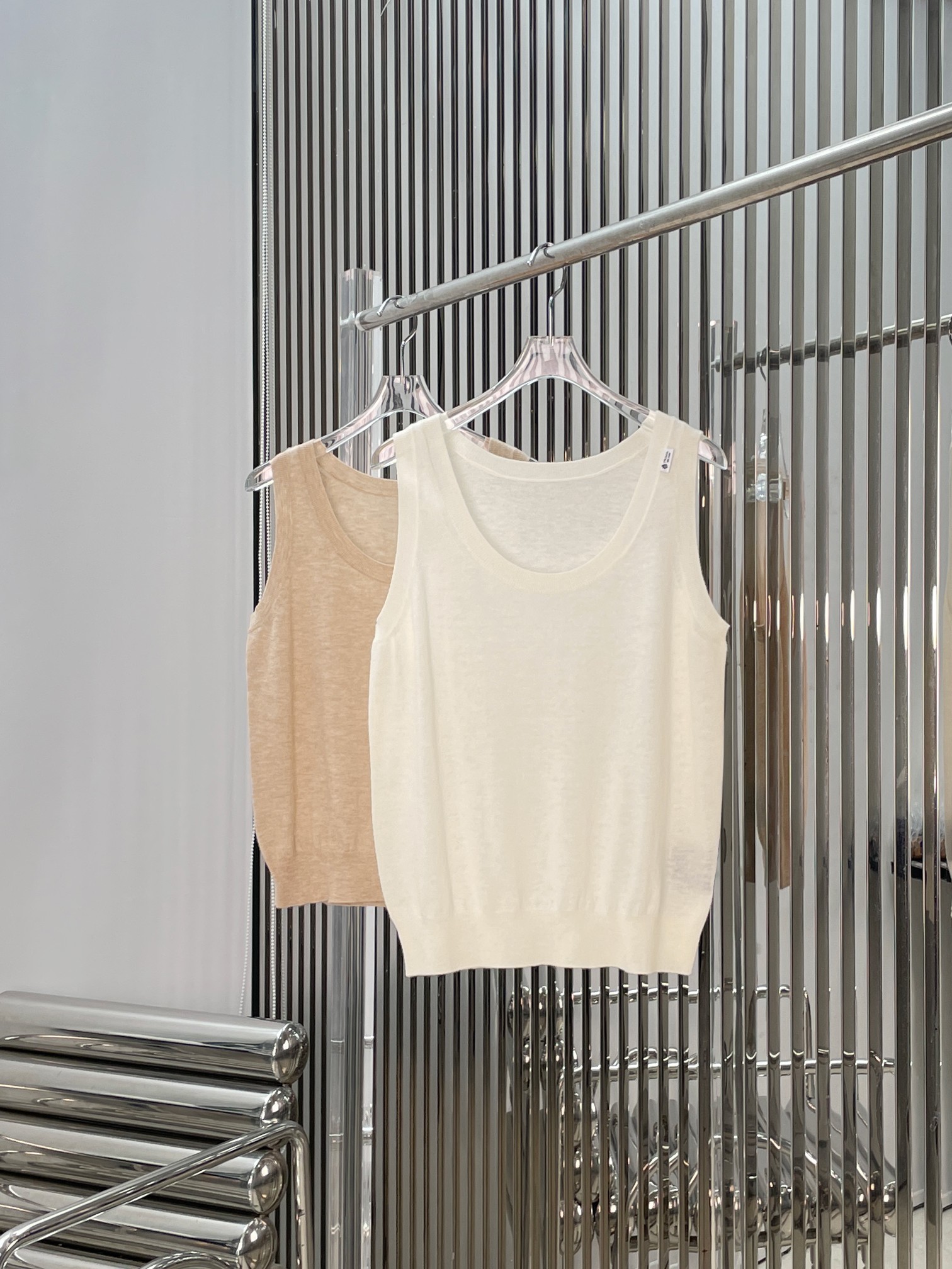 NO:885330,[Love] New style [Love]!  The latest PR 26NEW knitted vest sleeveless top. Color beige, cream white. Size SML.,,19860909[爱心]新款[爱心]！最新PR 26NEW 针织背心无袖上衣.颜色浅驼、乳白.尺码SML.,,,Women's clothing