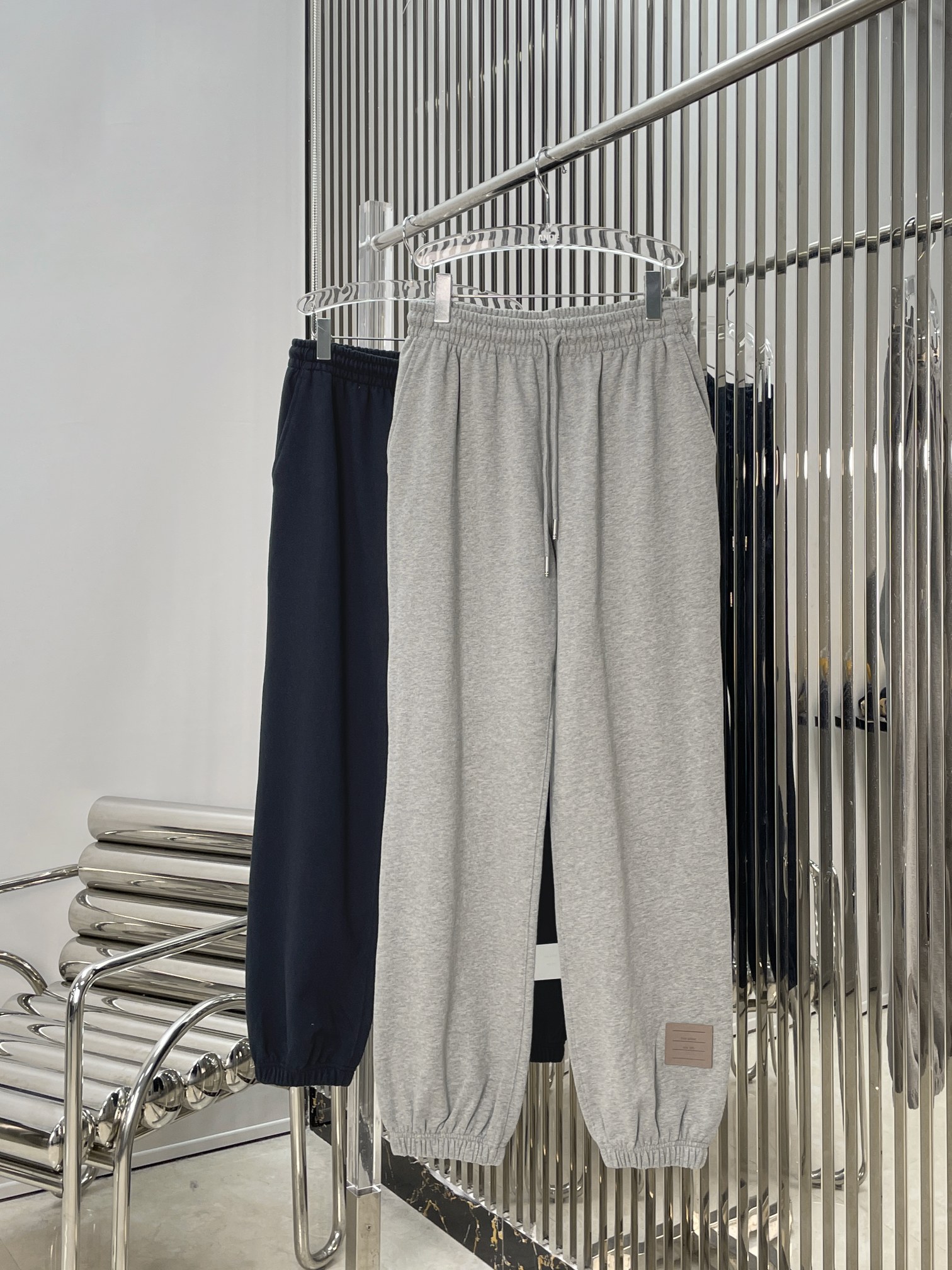 NO:841063,[Love] New style [Love]!  The latest TB 26NEW cowhide brand drawstring trousers. Color gray, black. Size XS SML.,,cowhide,19860909[爱心]新款[爱心]！最新TB 26NEW 牛皮牌抽绳束脚长裤.颜色灰、黑.尺码XS SML.,,cowhide,,Women's clothing