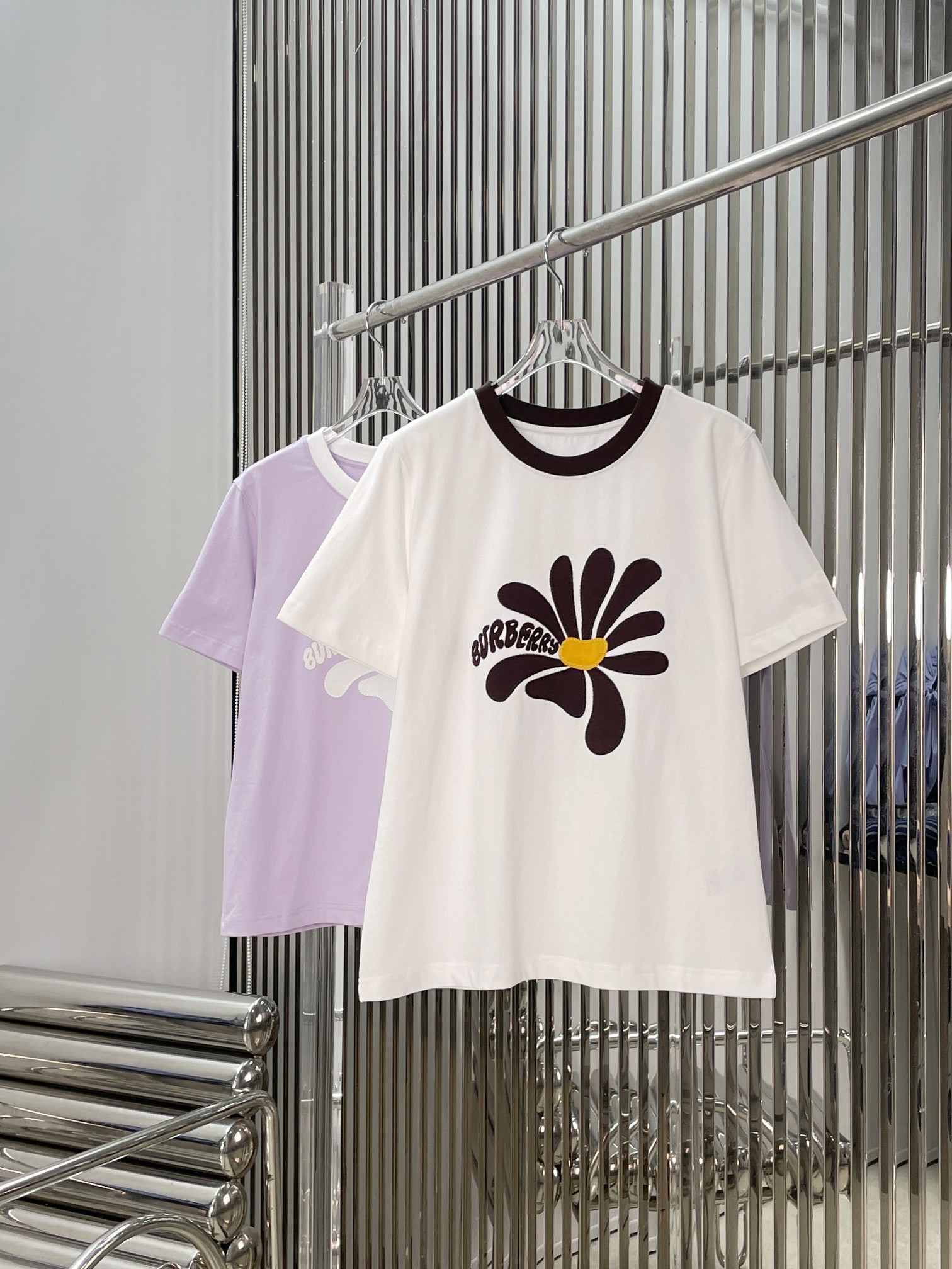 NO:840392,[Love] New style [Love]!  The latest BUR 26NEW daisy patch round neck short-sleeved T-shirt. Color white, taro purple. Size XS SML.,,burberry,T-shirt,tees,t-shirt,19860909[爱心]新款[爱心]！最新BUR 26NEW 雏菊贴布圆领短袖T恤.颜色白、香芋紫.尺码XS SML.,,burberry,T-shirt,tees，t-shirt,,Women's clothing