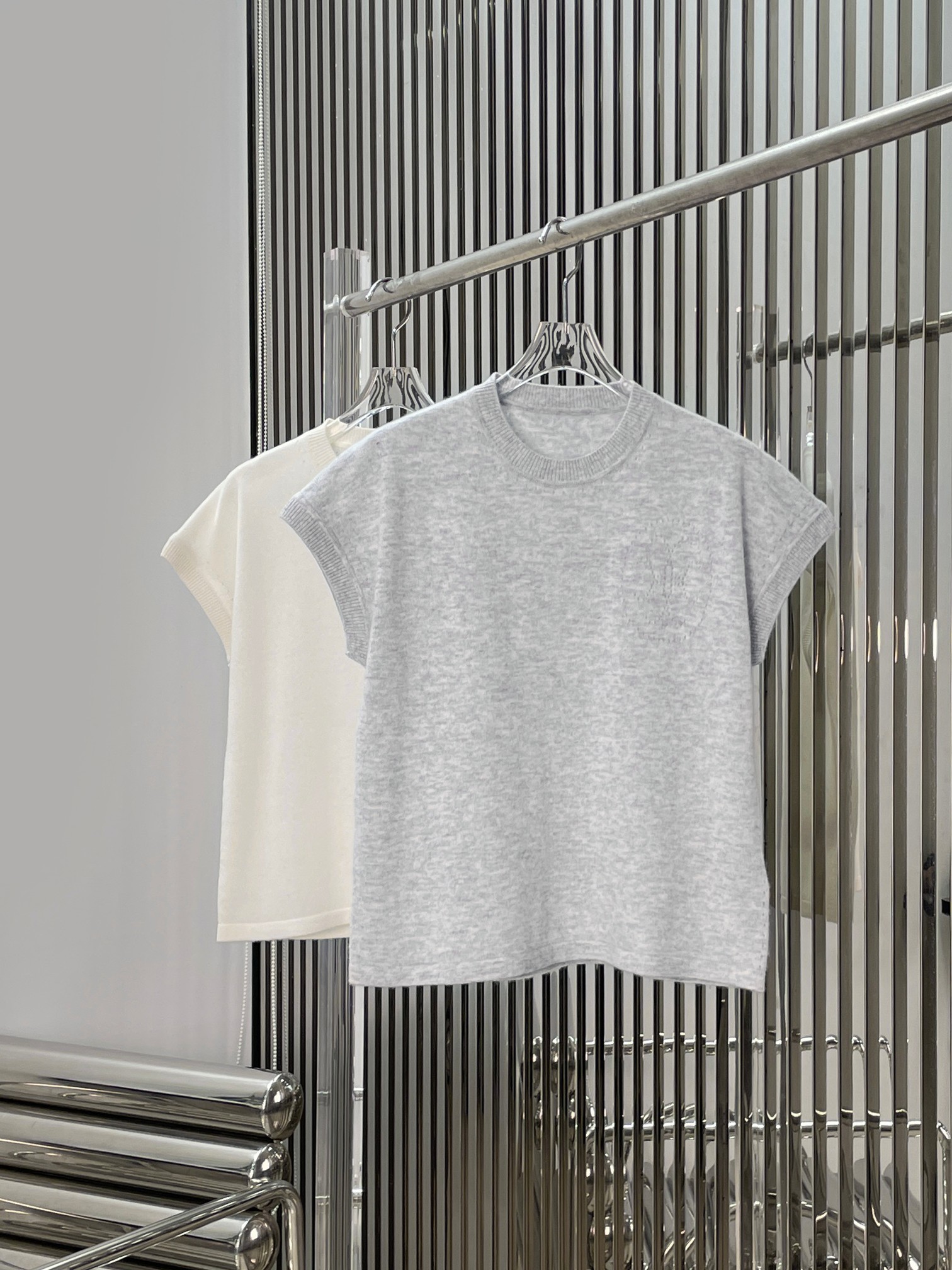 NO:863750,[Love] New style [Love]!  The latest H 26NEW dark hollow pattern round neck cashmere short sleeves. Color is light gray, white. Size SML.,, T-shirt,19860909[爱心]新款[爱心]！最新H 26NEW 暗纹镂空图案圆领羊绒短袖.颜色浅灰、白.尺码SML.,,T-shirt,,Women's clothing