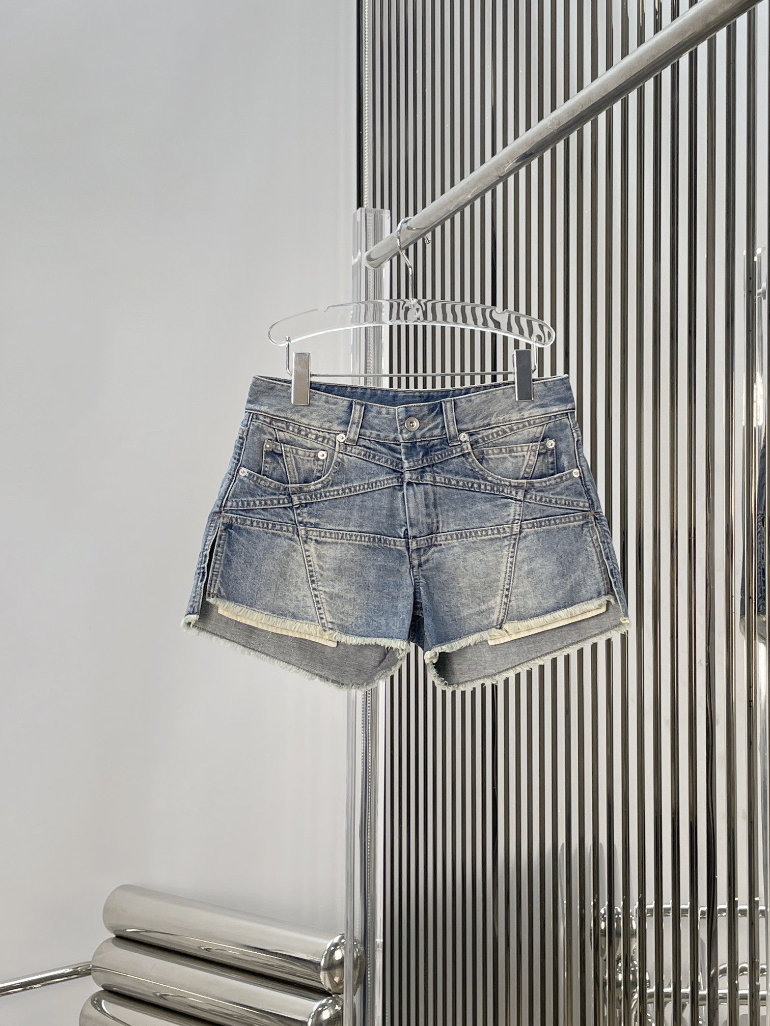 NO:901413,[Love] New style [Love]!  The latest RICK 26NEW side slit bearded denim shorts. Size XS SML.,,shorts,19860909[爱心]新款[爱心]！最新RICK 26NEW 侧开叉毛须牛仔短裤.尺码XS SML.,,shorts,,Women's clothing