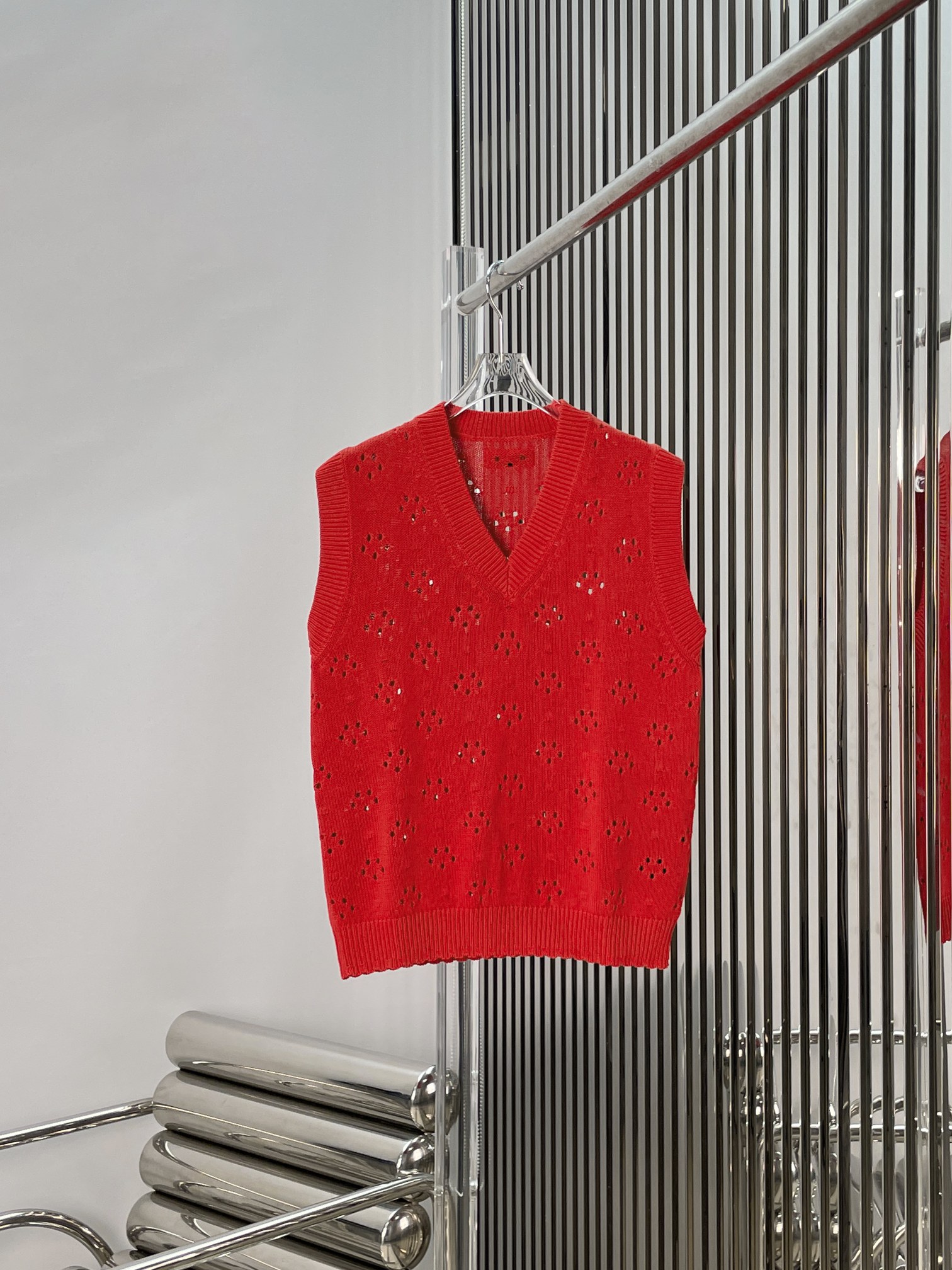NO:841053,[Love] New style [Love]! The latest MIU 26NEW hollow V-neck sleeveless knitted vest. Size SML.,,miumiu,19860909[爱心]新款[爱心]!最新MIU 26NEW 镂空V领无袖针织背心.尺码SML.,,miumiu,,Women's clothing