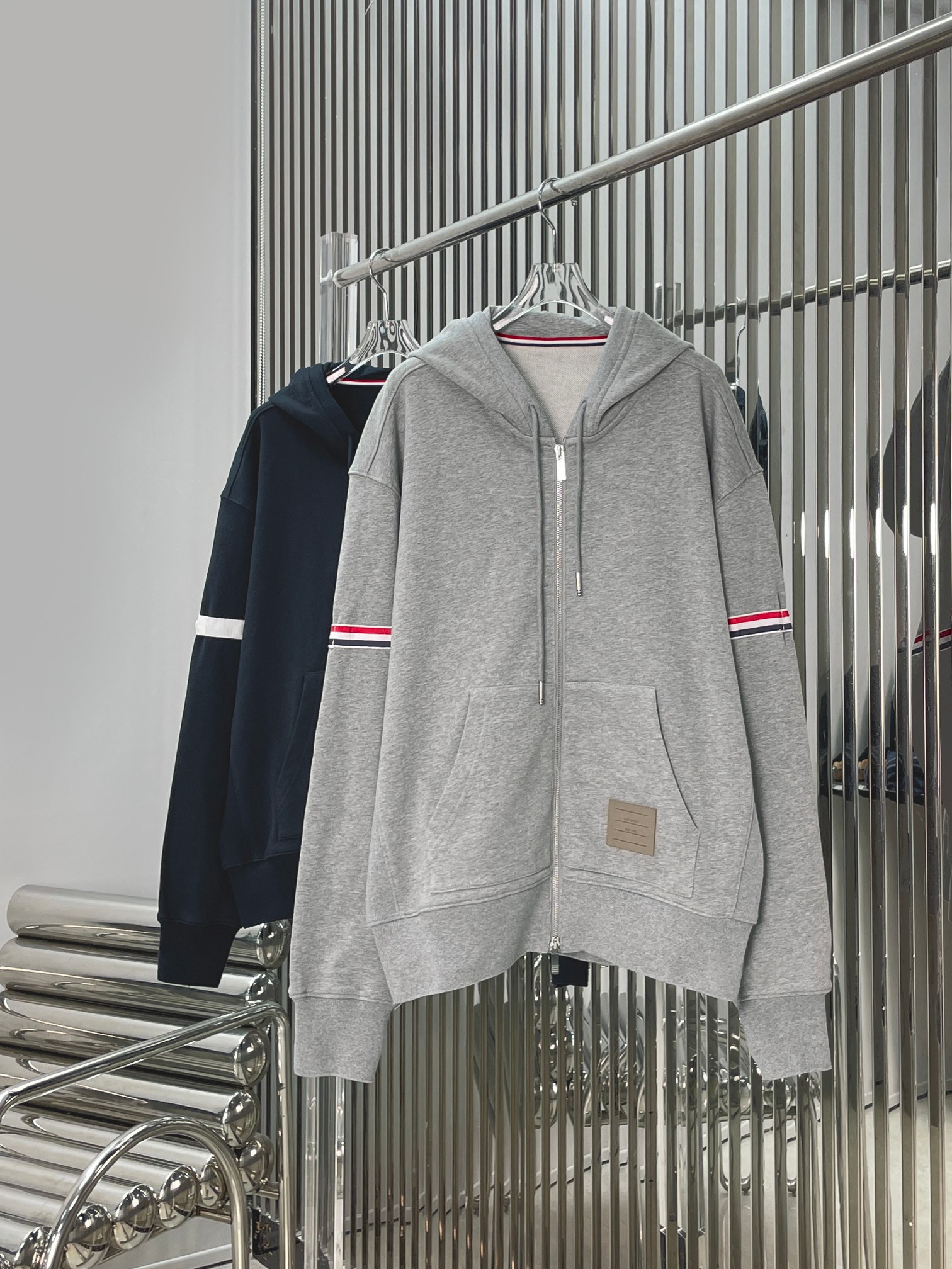 NO:841022,[Love] New style [Love]!  The latest TB 26NEW cowhide brand hooded zipper armband sweatshirt jacket. Color is light gray, navy blue. Size XS SML.,, hoodie, sweatshirts, jackets & coats, cowhide, hats,19860909[爱心]新款[爱心]！最新TB 26NEW 牛皮牌连帽拉链袖标卫衣外套.颜色浅灰、海军蓝.尺码XS SML.,,hoodie,sweatshirts,jackets & coats,cowhide,hats,,Women's clothing