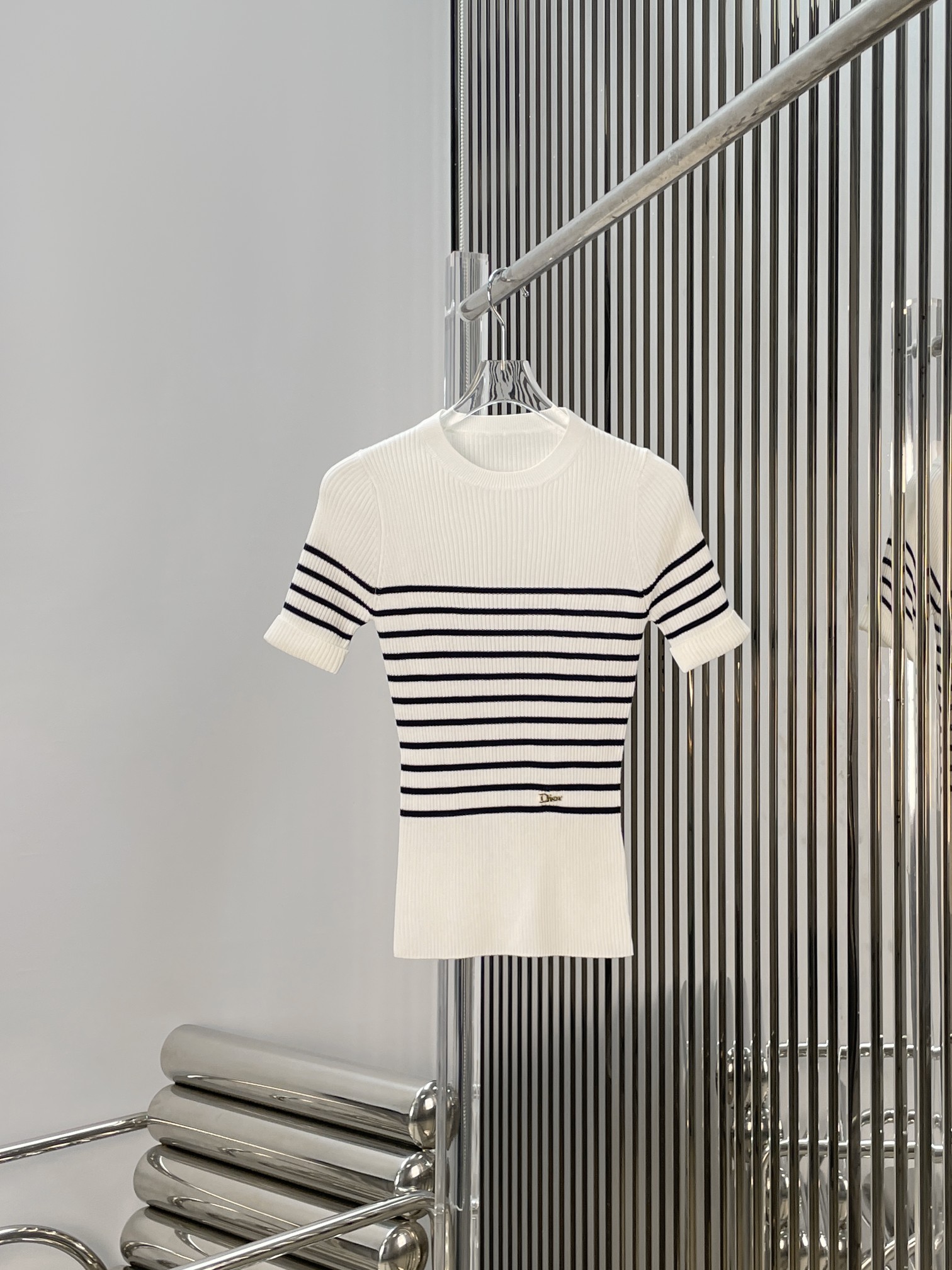 NO:841819,[Love] New style [Love]!  The latest D 26NEW color block striped round neck short-sleeved knitted top. Size SML.,,T-shirt,19860909[爱心]新款[爱心]！最新D 26NEW 拼色条纹圆领短袖针织上衣.尺码SML.,,T-shirt,,Women's clothing