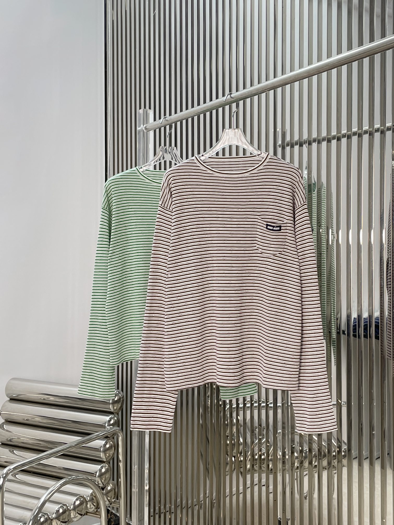 NO:842580,[Love] New style [Love]! The latest MIU 26NEW minimalist style striped round neck long-sleeved top. Color mint green, gray brown. Size SML.,,miumiu,19860909[爱心]新款[爱心]!最新MIU 26NEW 极简风条纹圆领长袖上衣.颜色薄荷绿、灰棕.尺码SML.,,miumiu,,Women's clothing