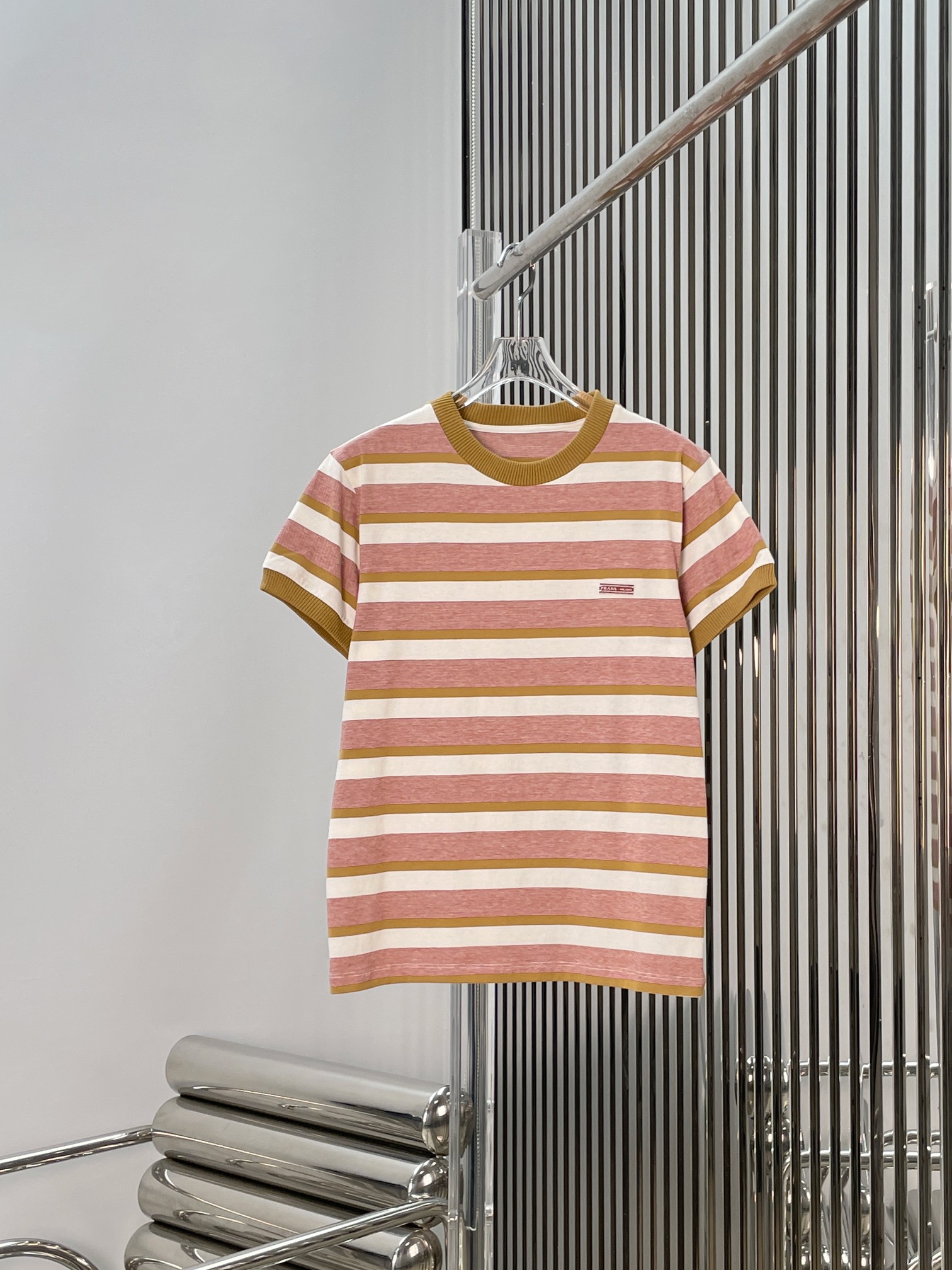 NO:841799,[Love] New style [Love]!  The latest PR 26NEW letter badge striped short-sleeved T-shirt. Size XS SML.,,T-shirt,tees,t-shirt,19860909[爱心]新款[爱心]！最新PR 26NEW 字母徽章条纹短袖T恤.尺码XS SML.,,T-shirt,tees，t-shirt,,Women's clothing