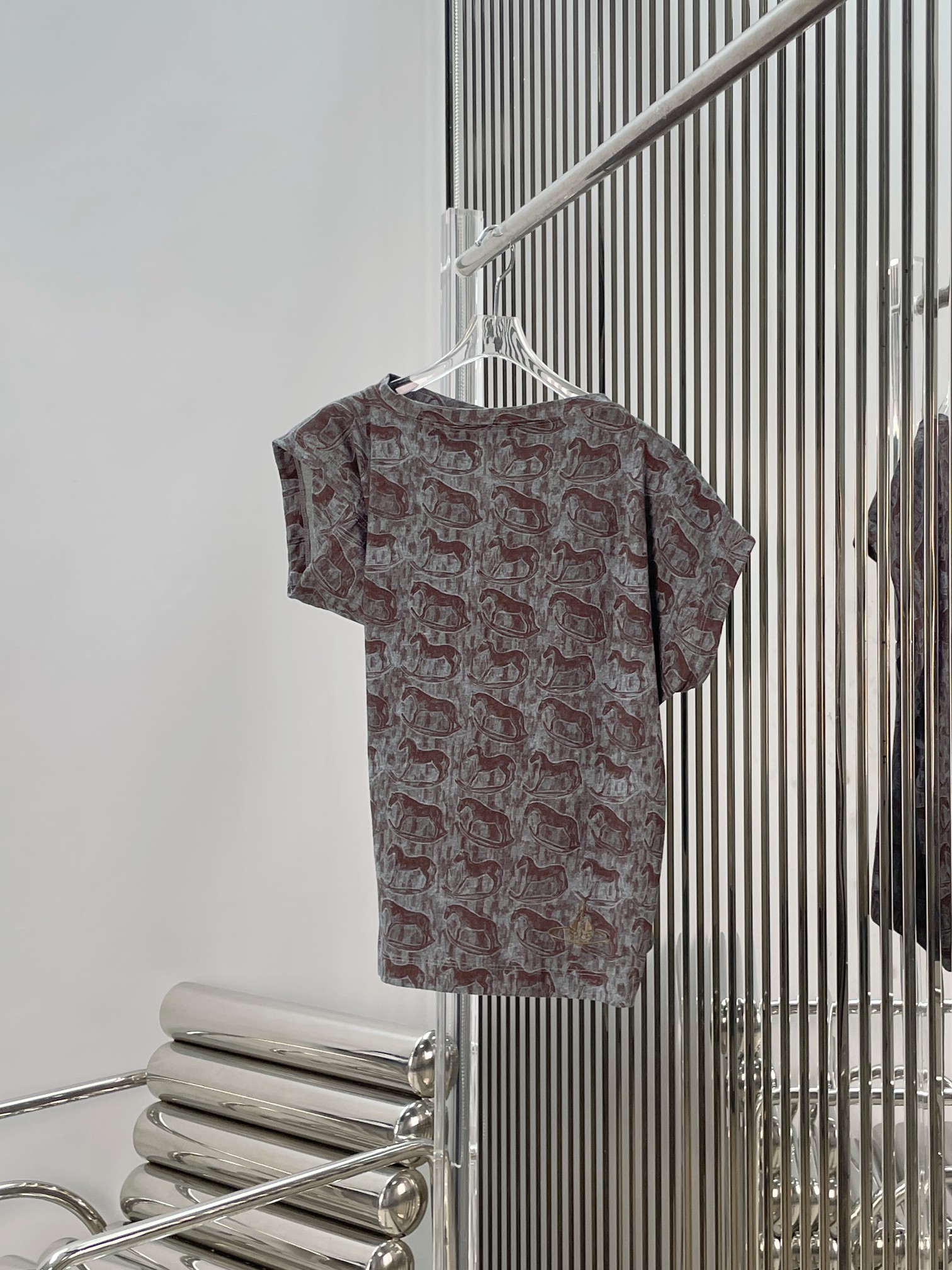NO:841786,[Love] New style [Love]!  The latest VIVI 26NEW Queen Mother Saturn embroidery Year of the Horse limited irregular short-sleeved T-shirt. Size XS SML.,, T-shirt, tees, t-shirt,19860909[爱心]新款[爱心]！最新VIVI 26NEW 西太后土星刺绣马年限定不规则短袖T恤.尺码XS SML.,,T-shirt,tees，t-shirt,,Women's clothing