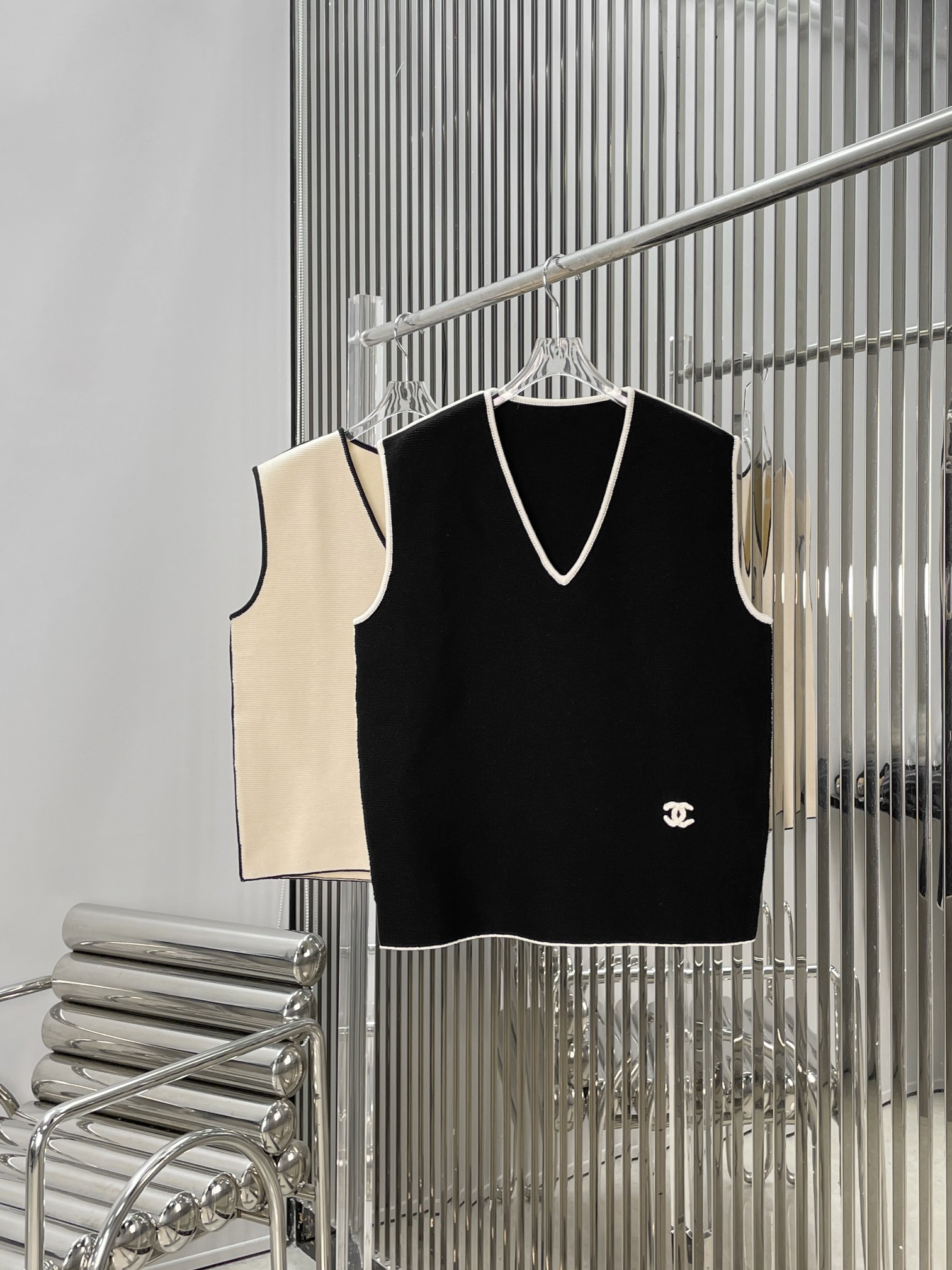 NO:843428,[Love] New style [Love]!  The latest CH 26NEW V-neck letter embroidered sleeveless knitted vest. Color black, cream apricot. Size SML.,,19860909[爱心]新款[爱心]！最新CH 26NEW V领字母刺绣无袖针织背心.颜色黑、奶油杏.尺码SML.,,,Women's clothing