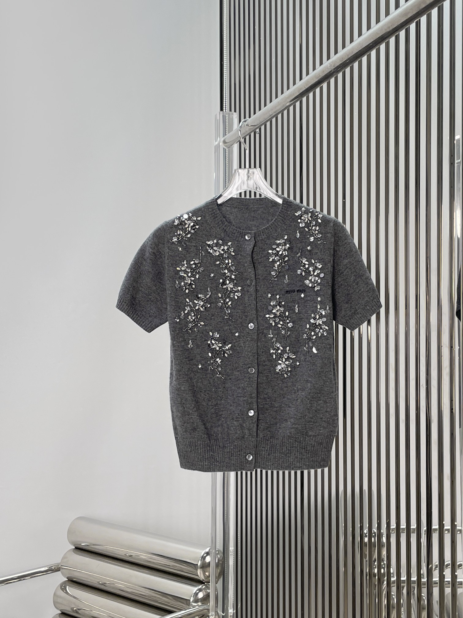 NO:843422,[Love] New style [Love]! The latest MIU 26NEW heavy jacquard beading round neck knitted short sleeves. Size SML.,,miumiu,T-shirt,19860909[爱心]新款[爱心]!最新MIU 26NEW 重工提花钉珠圆领针织短袖.尺码SML.,,miumiu,T-shirt,,Women's clothing