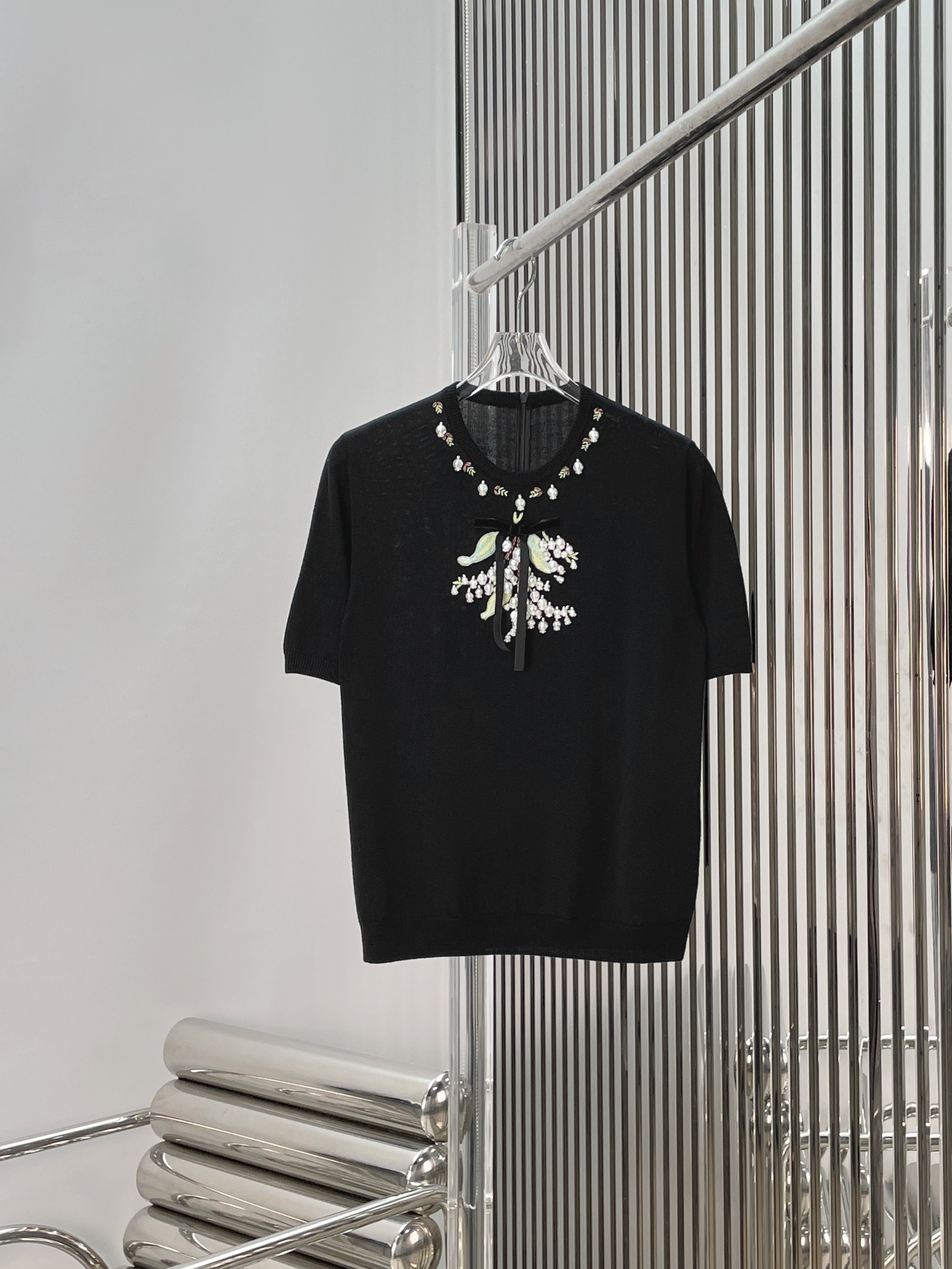 NO:843416,[Love] New style [Love]!  The latest VA 26NEW lily of the valley blossom embroidered beaded knitted short-sleeved top. Size SML.,,T-shirt,19860909[爱心]新款[爱心]！最新VA 26NEW 铃兰花开绣花钉珠针织短袖上衣.尺码SML.,,T-shirt,,Women's clothing