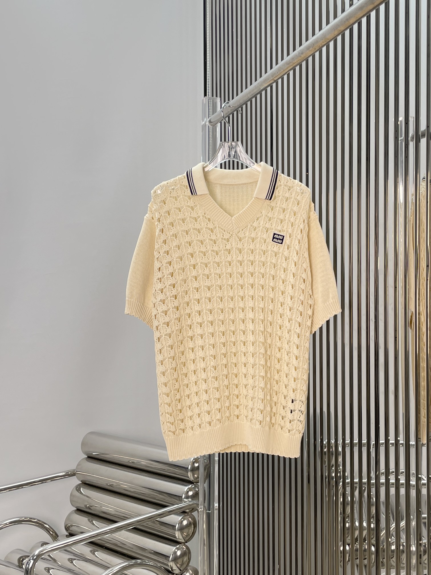 NO:843410,[Love] New style [Love]! The latest MIU 26NEW hollow knitted crocheted short-sleeved POLO shirt. Size SML.,,miumiu,T-shirt,19860909[爱心]新款[爱心]!最新MIU 26NEW 镂空针织钩花短袖POLO衫.尺码SML.,,miumiu,T-shirt,,Women's clothing