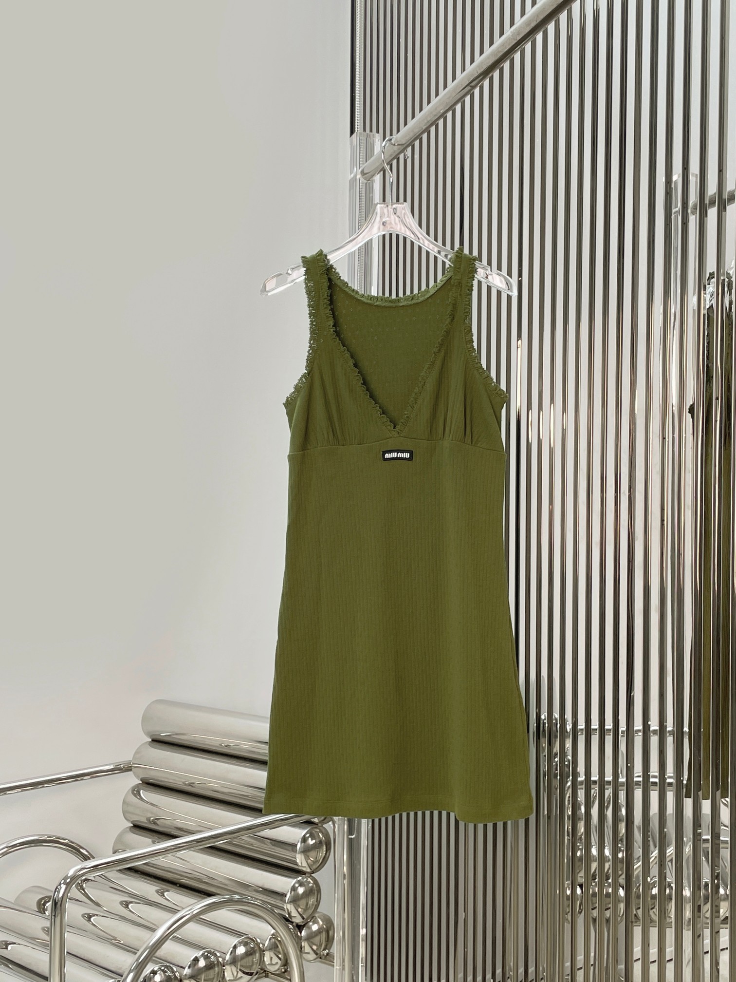 NO:844098,[Love] New style [Love]! The latest MIU 26NEW letter embroidered lace V-neck suspender dress. Size XS SML.,,miumiu,skirts,19860909[爱心]新款[爱心]!最新MIU 26NEW 字母刺绣花边V领吊带连衣裙.尺码XS SML.,,miumiu,skirts,,Women's clothing