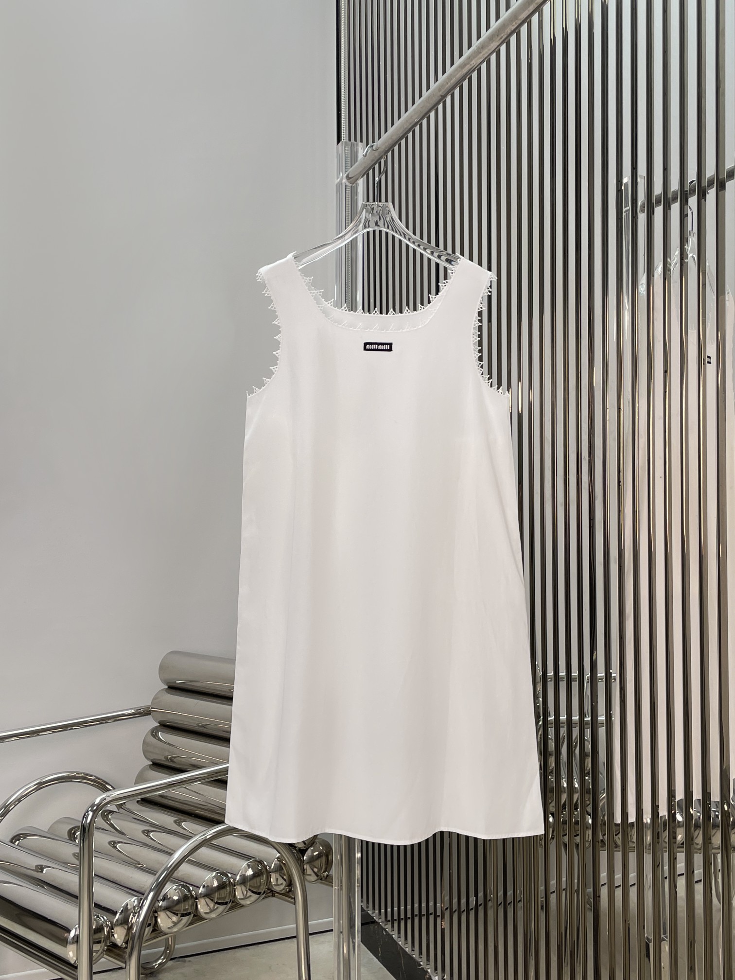 NO:842599,[Love] New style [Love]! The latest MIU 26NEW letter logo lace sleeveless A-line dress. Size XS SML.,,miumiu,skirts,19860909[爱心]新款[爱心]!最新MIU 26NEW 字母徽标蕾丝花边无袖A字连衣裙.尺码XS SML.,,miumiu,skirts,,Women's clothing