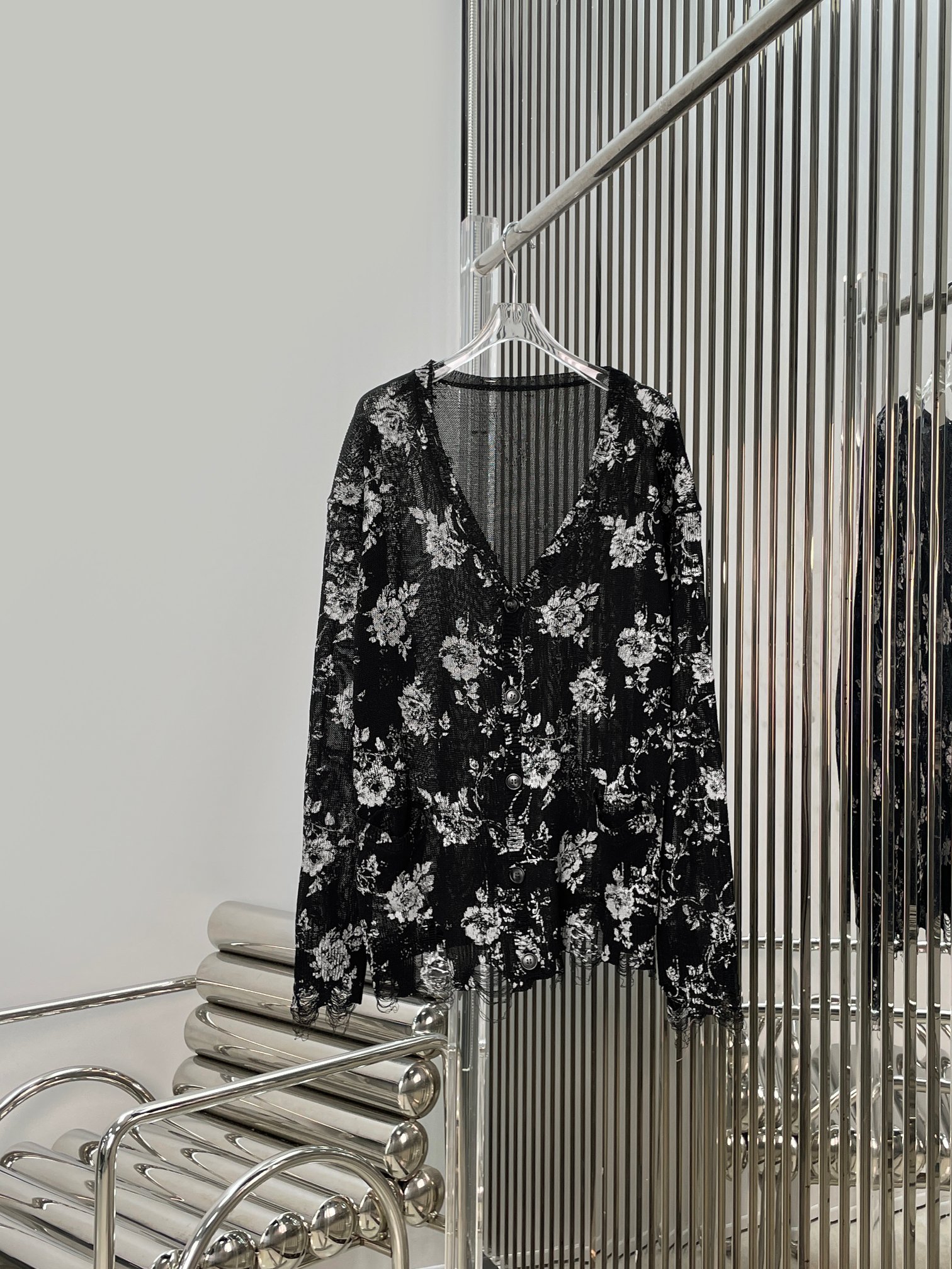 NO:843404,[Love] New style [Love]!  The latest R13 26NEW distressed floral print V-neck cardigan. Size SML.,,19860909[爱心]新款[爱心]！最新R13 26NEW 做旧破边花卉印花V领开衫.尺码SML.,,,Women's clothing