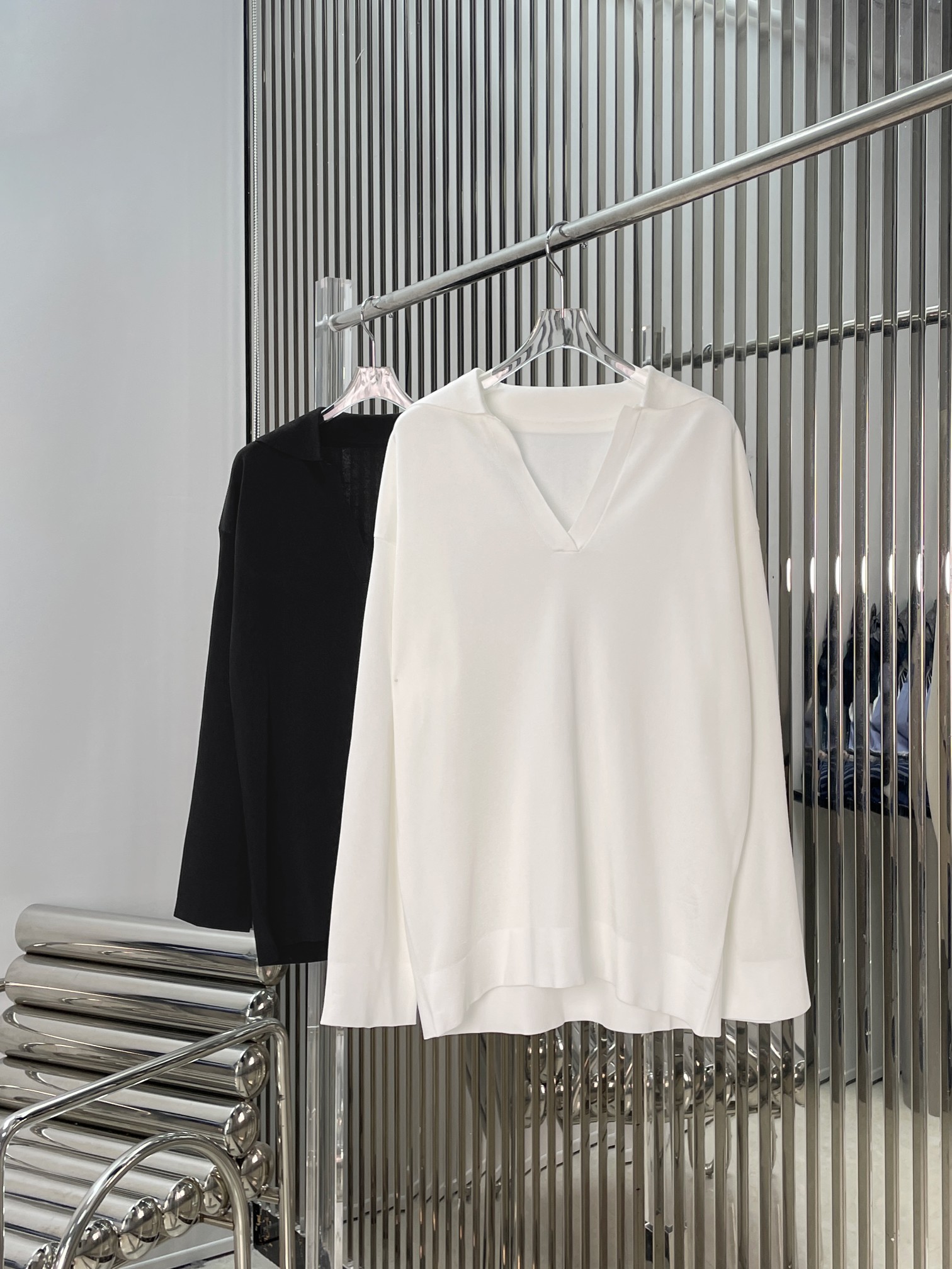 NO:873576,[Love] New style [Love]!  The latest CH 26NEW minimalist long-sleeved V-neck sweater. Color black and white. Size SML.,,19860909[爱心]新款[爱心]！最新CH 26NEW 极简长袖V领针织衫.颜色黑、白.尺码SML.,,,Women's clothing