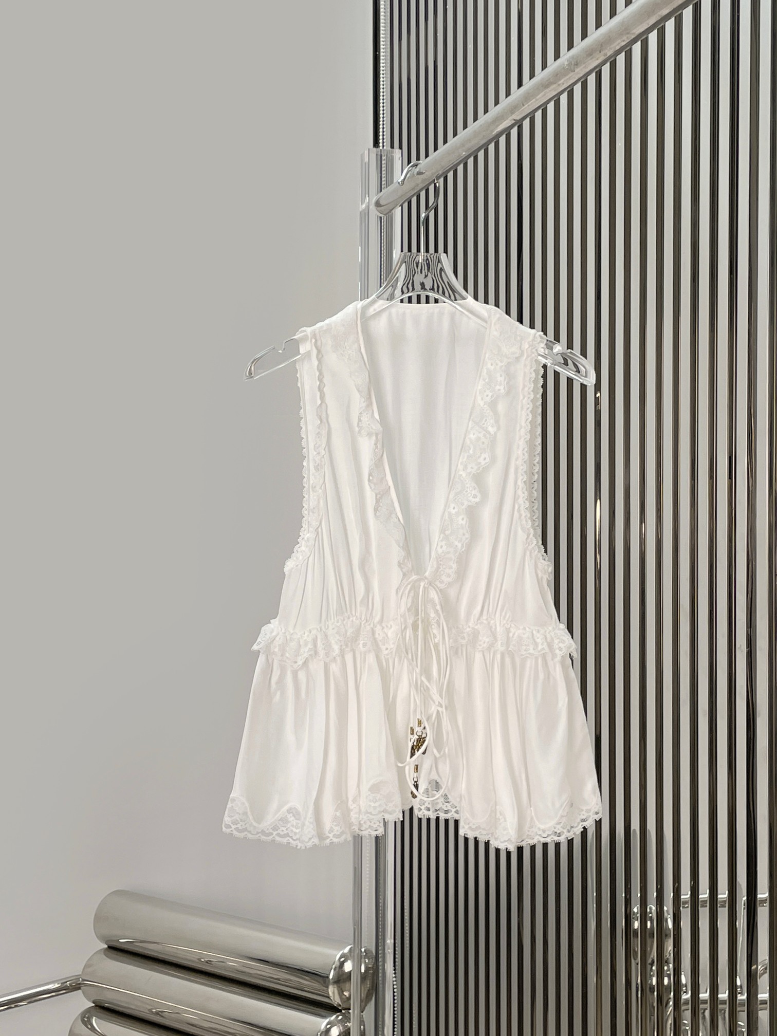 NO:844103,[Love] New style [Love]!  The latest CHLOE lace V-neck strappy vest. Size XS SML.,,chloe,loewe,19860909[爱心]新款[爱心]！最新CHLOE 蕾丝花边V领绑带背心.尺码XS SML.,,chloe,loewe,,Women's clothing