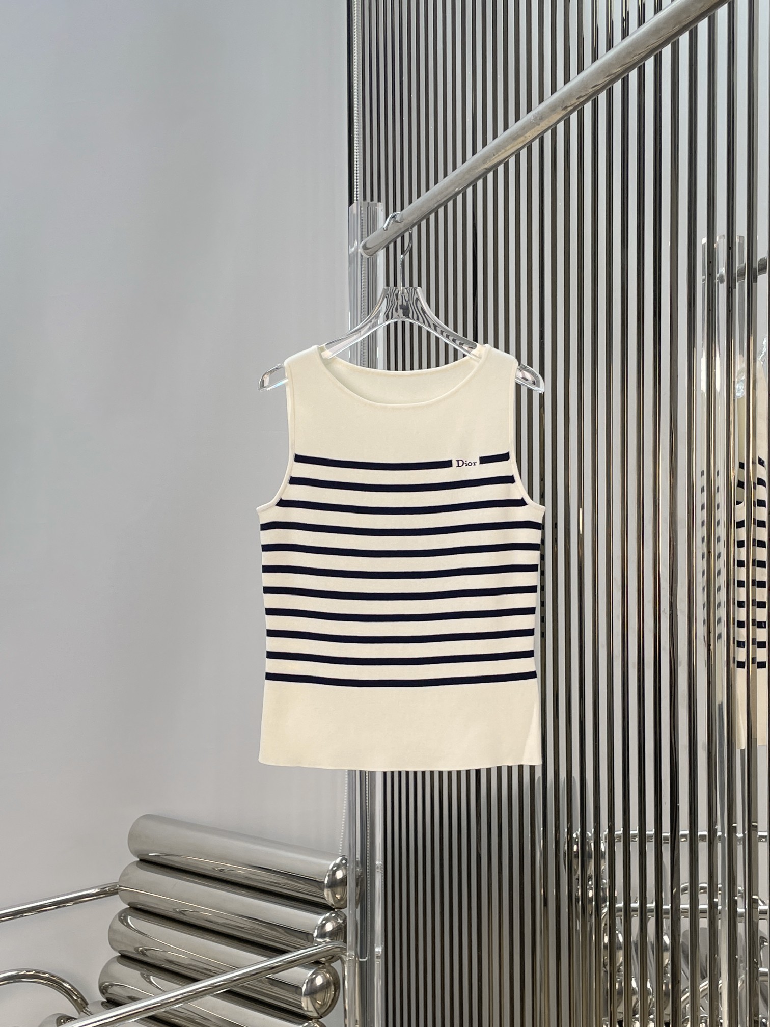NO:855915,Cardigan vest [love] new style [love]!  The latest D 26NEW color block striped V-neck sweater suspender suit. Knitted cardigan + sleeveless knitted vest. Size SML.,,19860909开衫 背心[爱心]新款[爱心]！最新D 26NEW 拼色条纹V领针织衫吊带套装.针织开衫+无袖针织背心.尺码SML.,,,Women's clothing