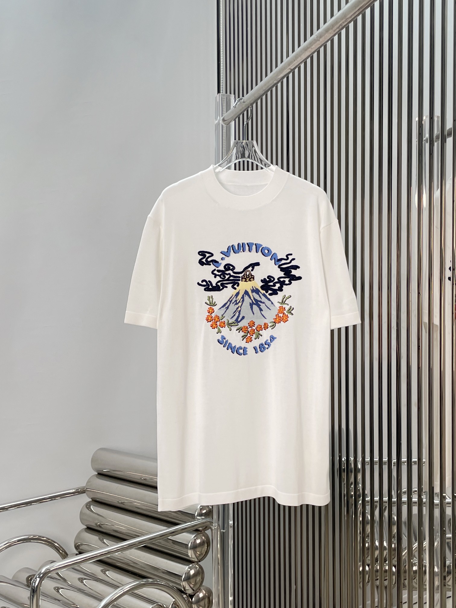 NO:844888,[Love] New style [Love]!  The latest LV 26NEW graphic printed round neck short-sleeved T-shirt. Size SML.,, louis vuitton, T-shirt, tees, t-shirt,19860909[爱心]新款[爱心]！最新LV 26NEW 图案印花圆领短袖T恤.尺码SML.,,louis vuitton,T-shirt,tees，t-shirt,,Women's clothing
