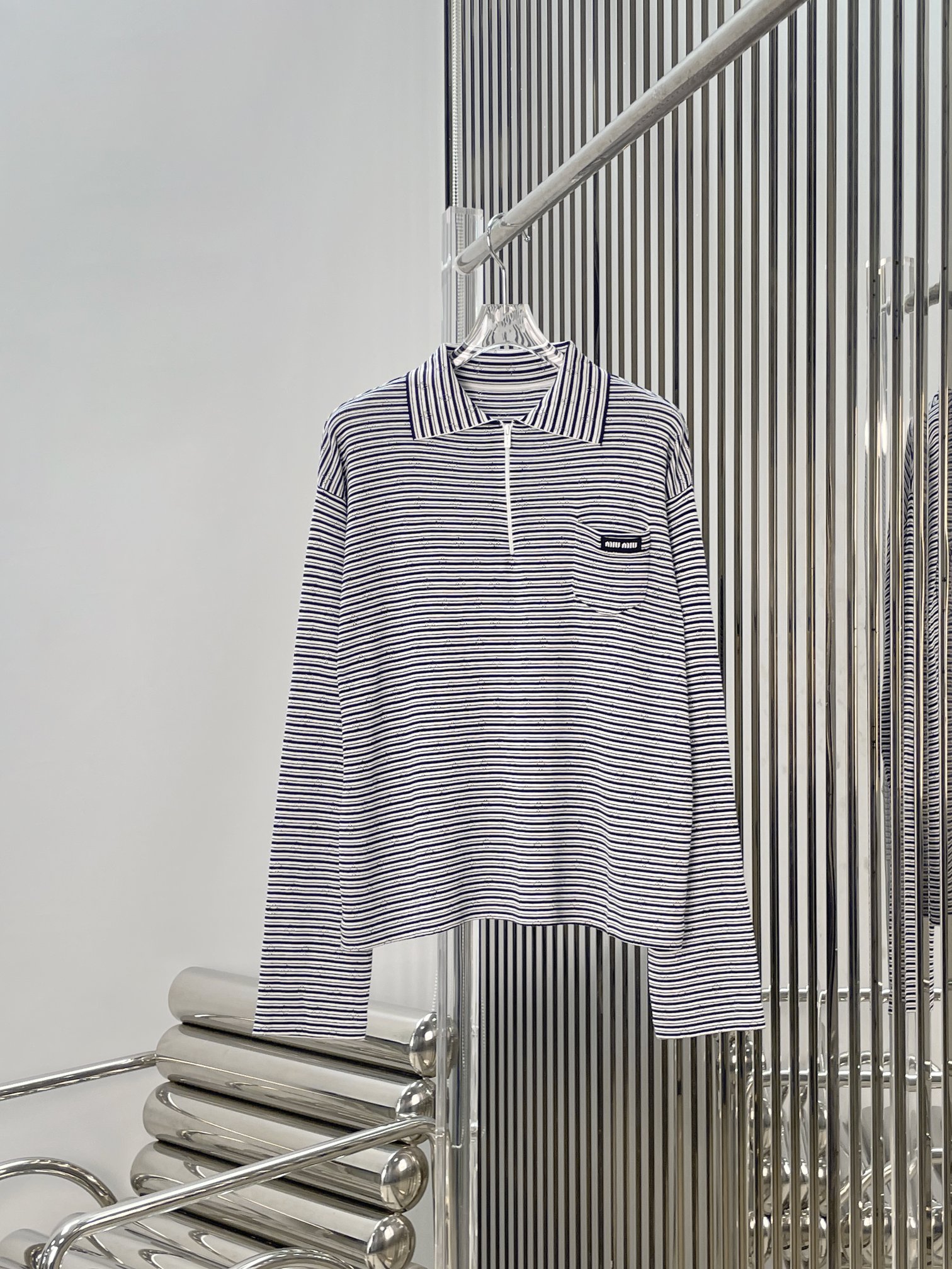 NO:844093,[Love] New style [Love]! The latest MIU 26NEW striped half-zip polo collar long-sleeved top. Size SML.,,miumiu,19860909[爱心]新款[爱心]!最新MIU 26NEW 条纹半拉链polo领长袖上衣.尺码SML.,,miumiu,,Women's clothing