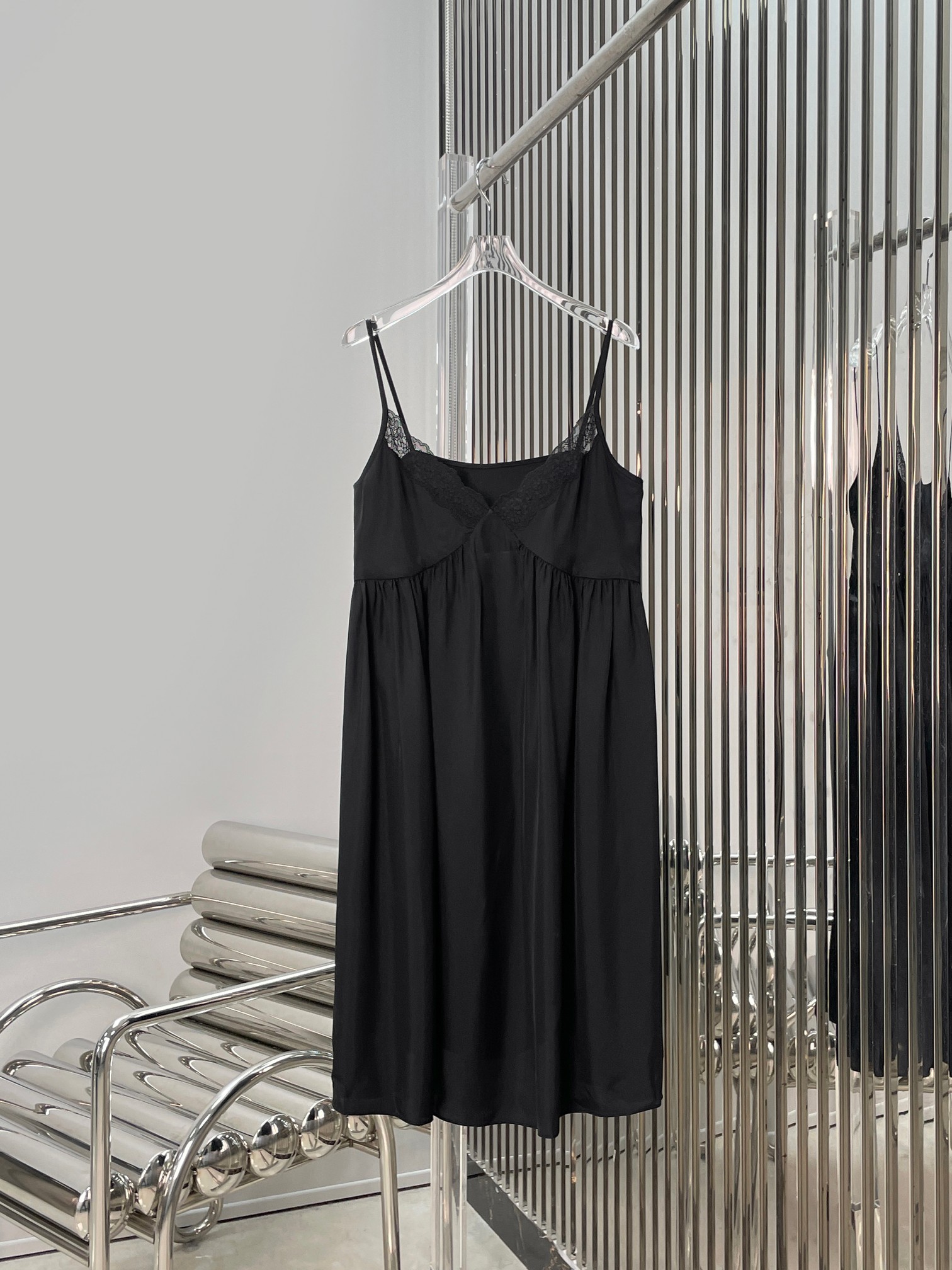NO:844861,[Love] New style [Love]!  The latest THE ROW 26NEW lace V-neck acetate suspender skirt. Size XS SML.,,skirts,19860909[爱心]新款[爱心]！最新THE ROW 26NEW 蕾丝花边V领醋酸吊带裙.尺码XS SML.,,skirts,,Women's clothing