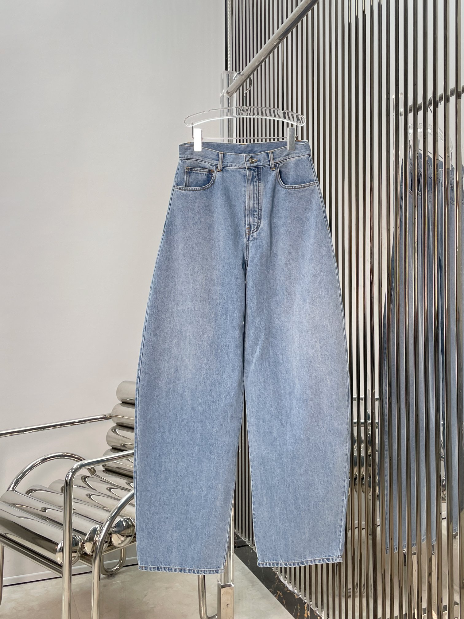 NO:844882,[Love] New style [Love]!  The latest ALA 26NEW washed blue pleated gradient scimitar jeans. Size XS SML.,,jeans,19860909[爱心]新款[爱心]！最新ALA 26NEW 洗水蓝缝褶渐变弯刀牛仔裤.尺码XS SML.,,jeans,,Women's clothing