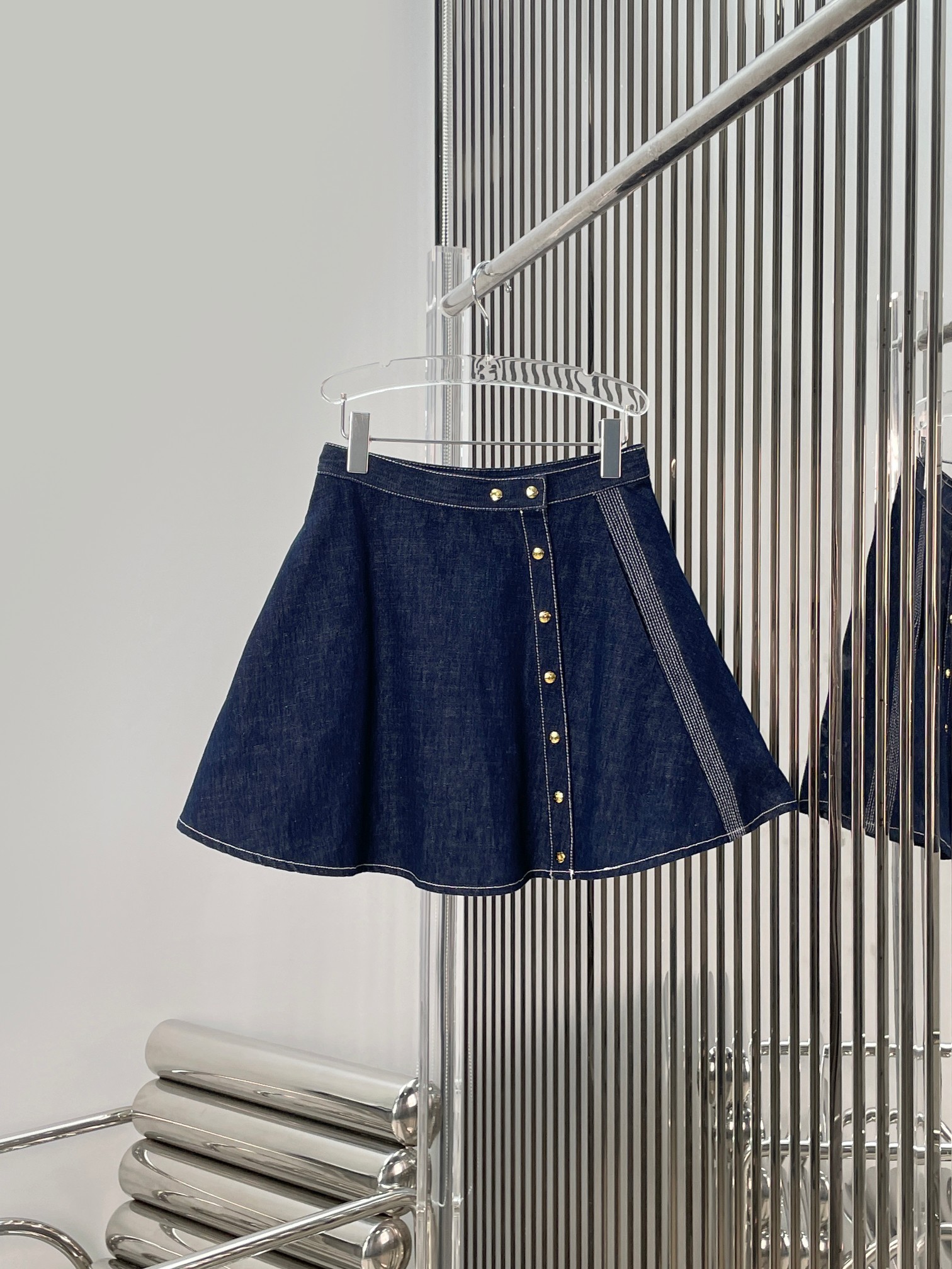 NO:844877,[Love] New style [Love]!  The latest CE 26NEW A-line denim skirt with retro gold buttons on the side. Size XS SML.,,skirts,19860909[爱心]新款[爱心]！最新CE 26NEW 侧边复古金扣点缀A字牛仔半裙.尺码XS SML.,,skirts,,Women's clothing
