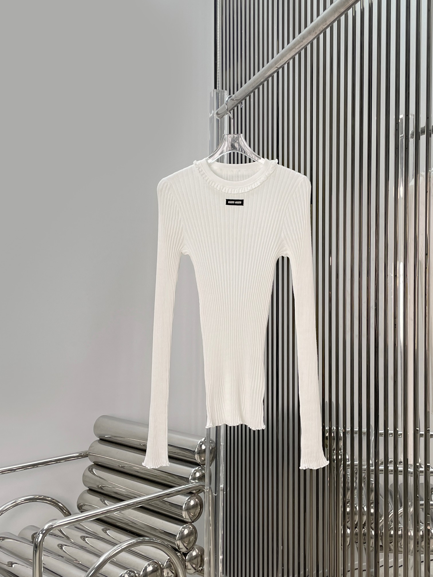 NO:855905,[Love] New style [Love]! The latest MIU 26NEW long-sleeved sweater with letter logo on the ear edge. Size SML.,,miumiu,19860909[爱心]新款[爱心]!最新MIU 26NEW 木耳边字母徽标长袖针织衫.尺码SML.,,miumiu,,Women's clothing
