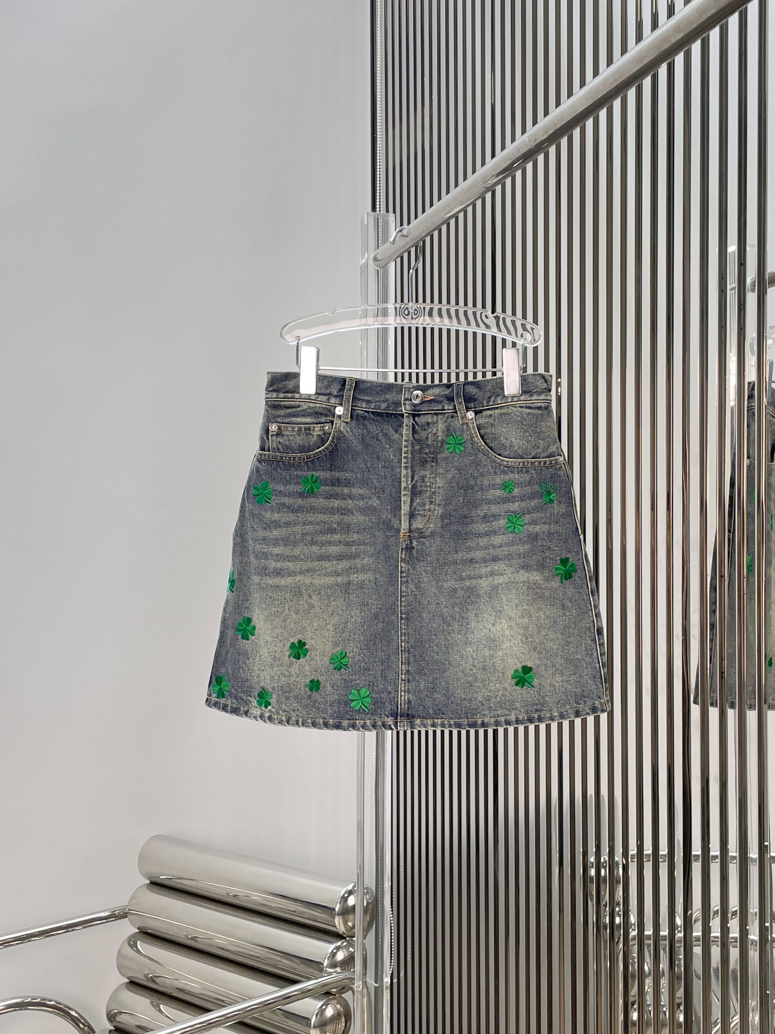 NO:845571,[Love] New style [Love]!  The latest D 26NEW four-leaf clover embroidered washed denim skirt. Size XS SML.,,skirts,19860909[爱心]新款[爱心]！最新D 26NEW 四叶草刺绣水洗牛仔半裙.尺码XS SML.,,skirts,,Women's clothing